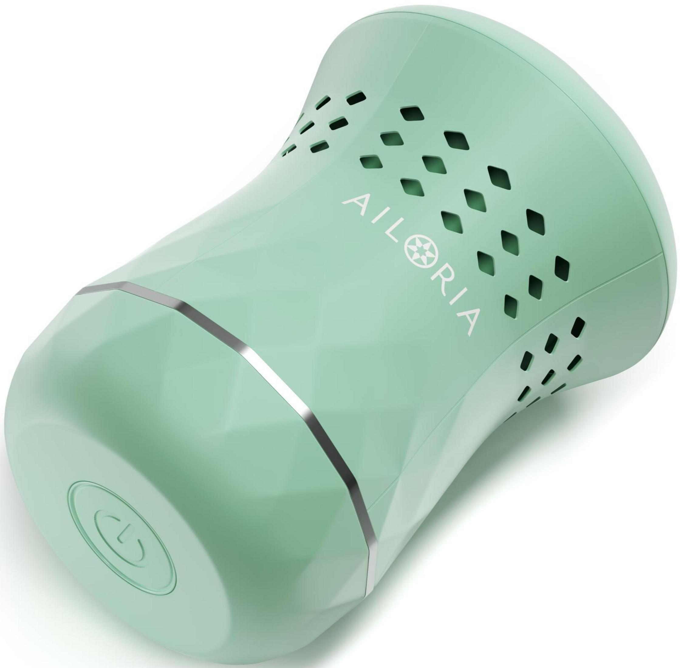 Une bouteille vert menthe, forme diamant, accents argentés et trous de ventilation.