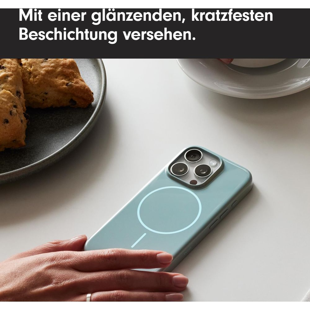 Dłoń trzyma jasnoniebieski telefon z trzema aparatami i symbolem koła.