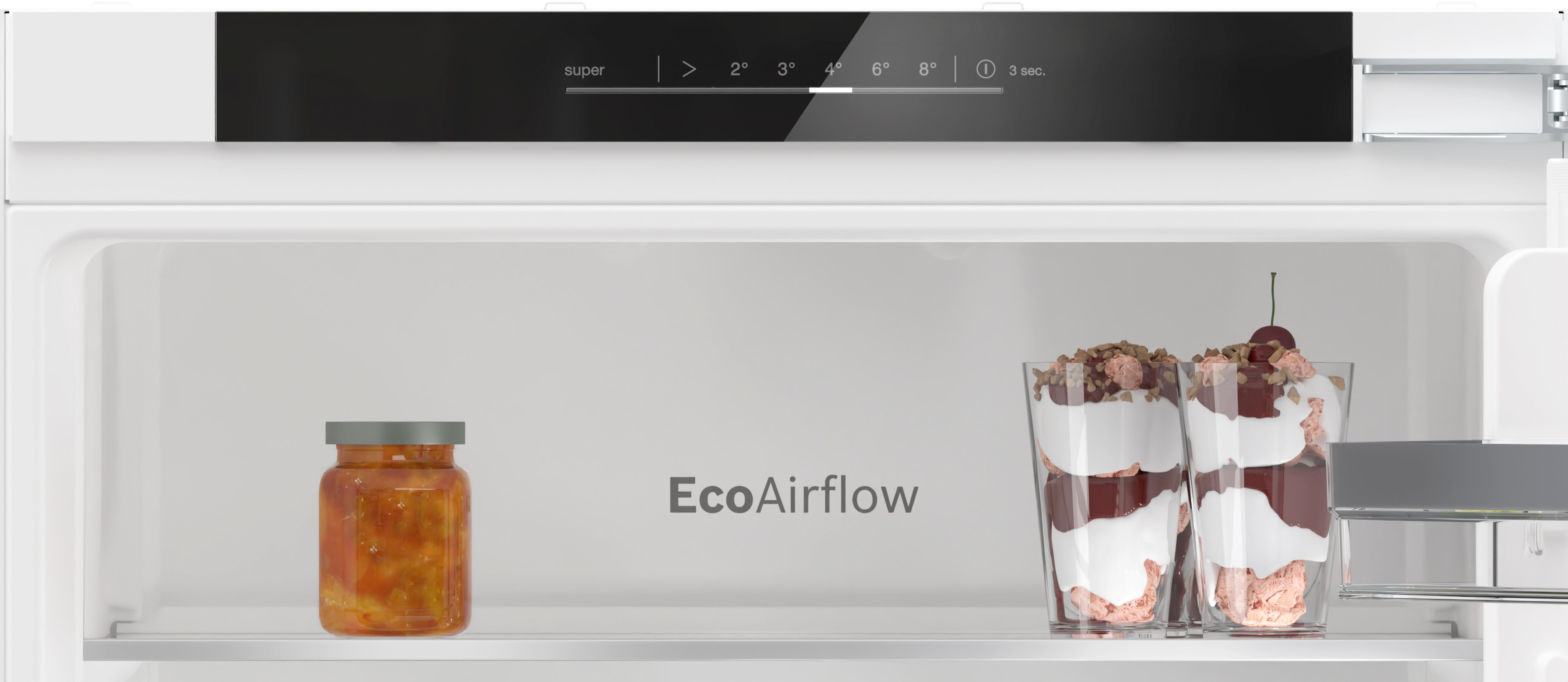 Wnętrze lodówki z słoikiem dżemu i dwoma deserami.