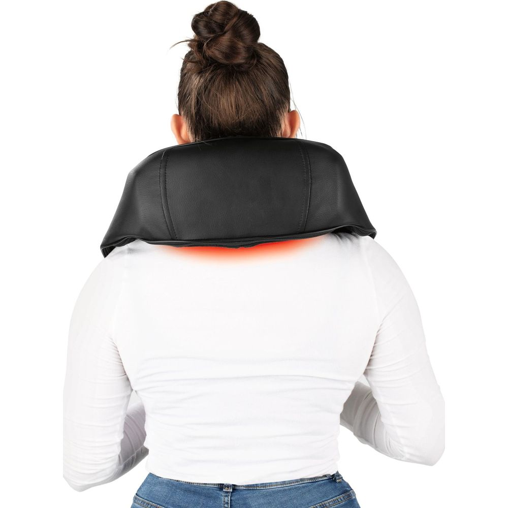 Rückansicht einer Frau mit schwarzem Nackenmassagegerät und rotem Licht.