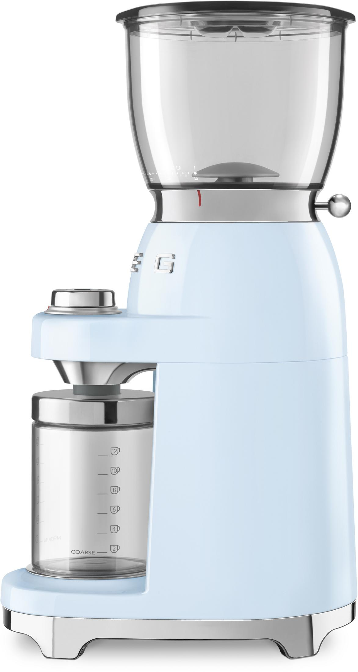 Jasnoniebieska maszynka do mielenia kawy z srebrnymi akcentami i szklanym pojemnikiem.