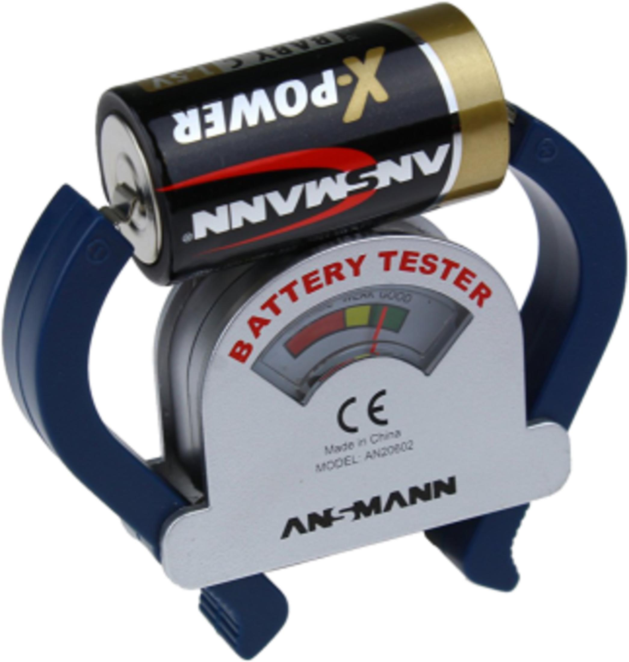 Ein Batterieprüfgerät mit einer AA-Batterie und einem Messgerät.