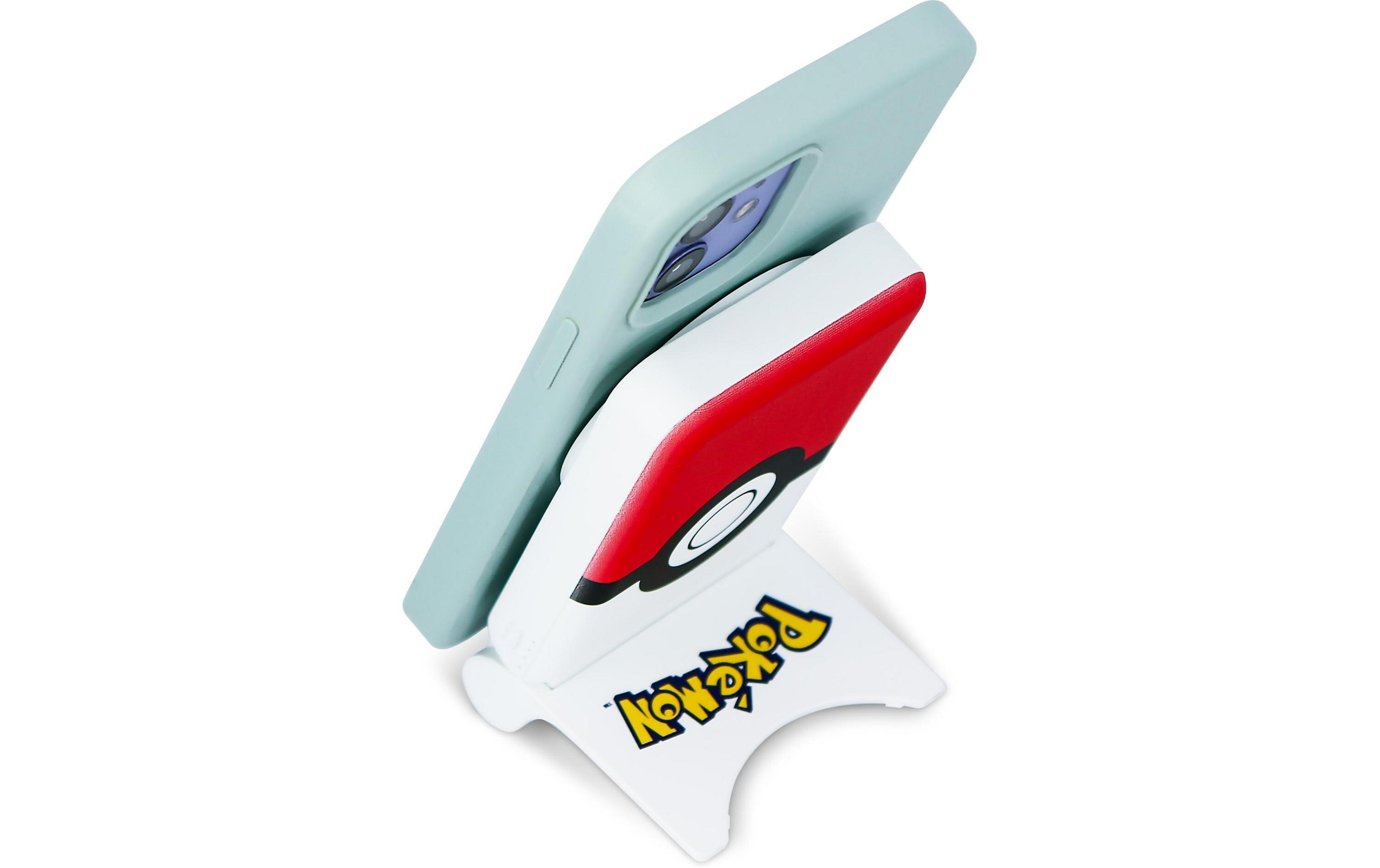 Un téléphone avec une coque bleue repose sur un support blanc en forme de Pokeball.