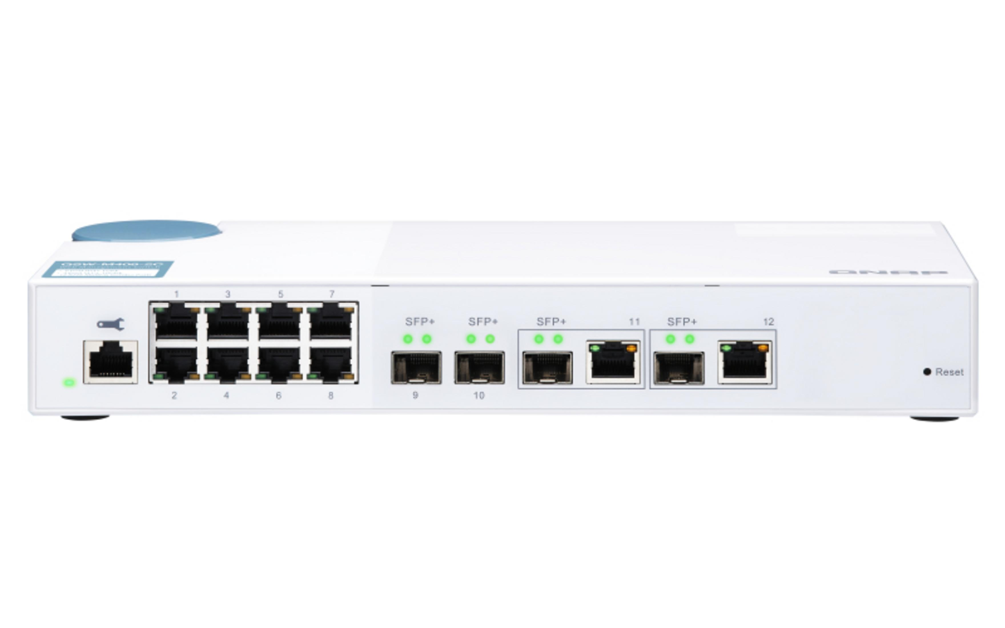 Białe urządzenie sieciowe QNAP z 8 portami Ethernet i 4 portami SFP+.