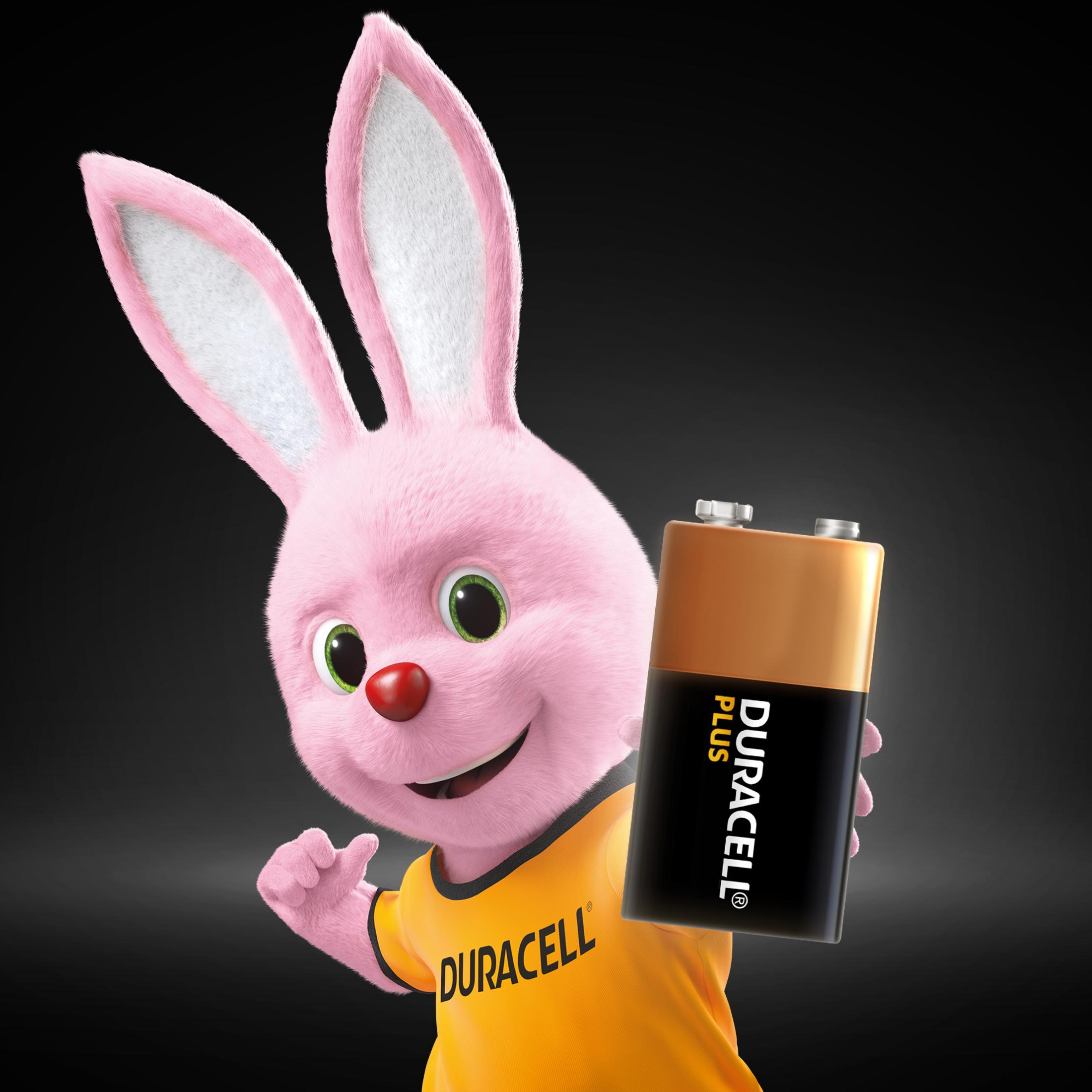 Een roze konijn met Duracell shirt houdt een Duracell batterij vast.