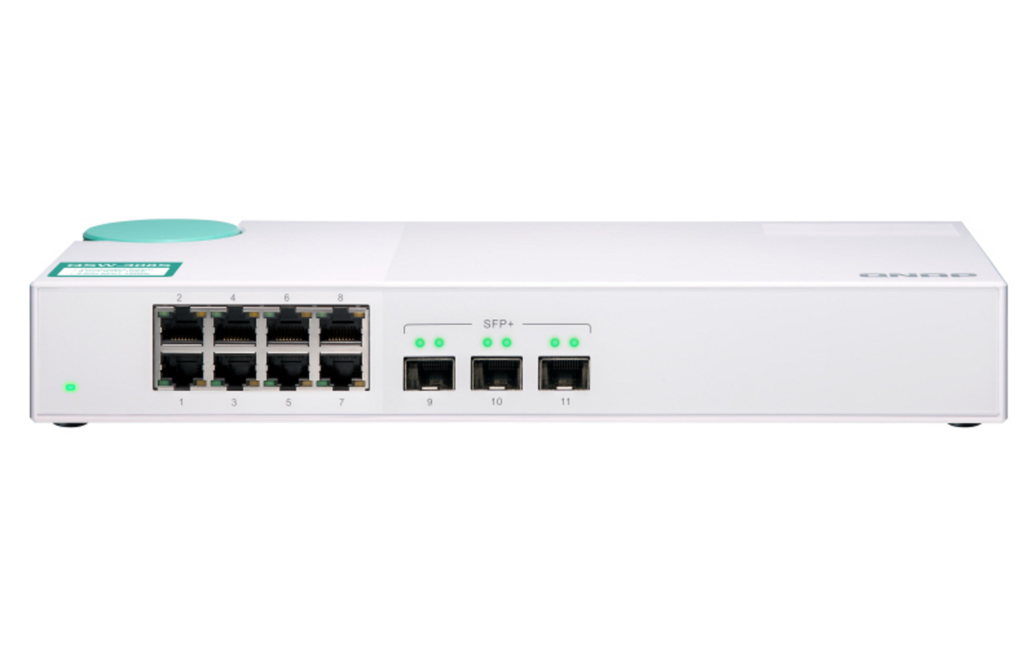 Uno switch di rete bianco con 8 porte Ethernet e 3 porte SFP+.
