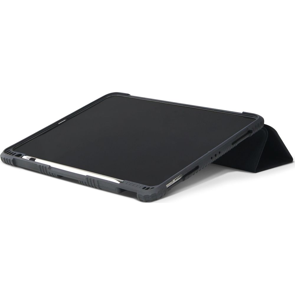 Une tablette grise dans un étui protecteur avec un stylet sur fond blanc.