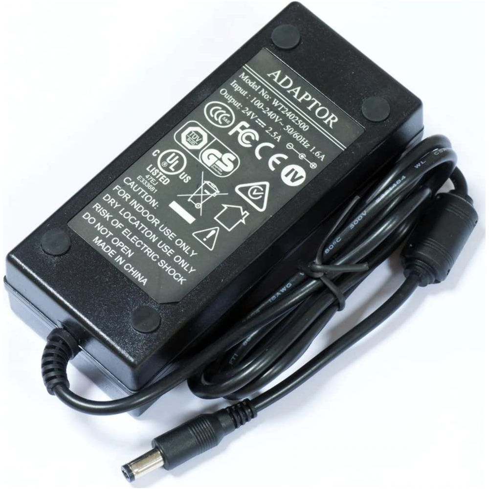 Un alimentatore nero con cavi e certificazioni di sicurezza sulla sua etichetta.