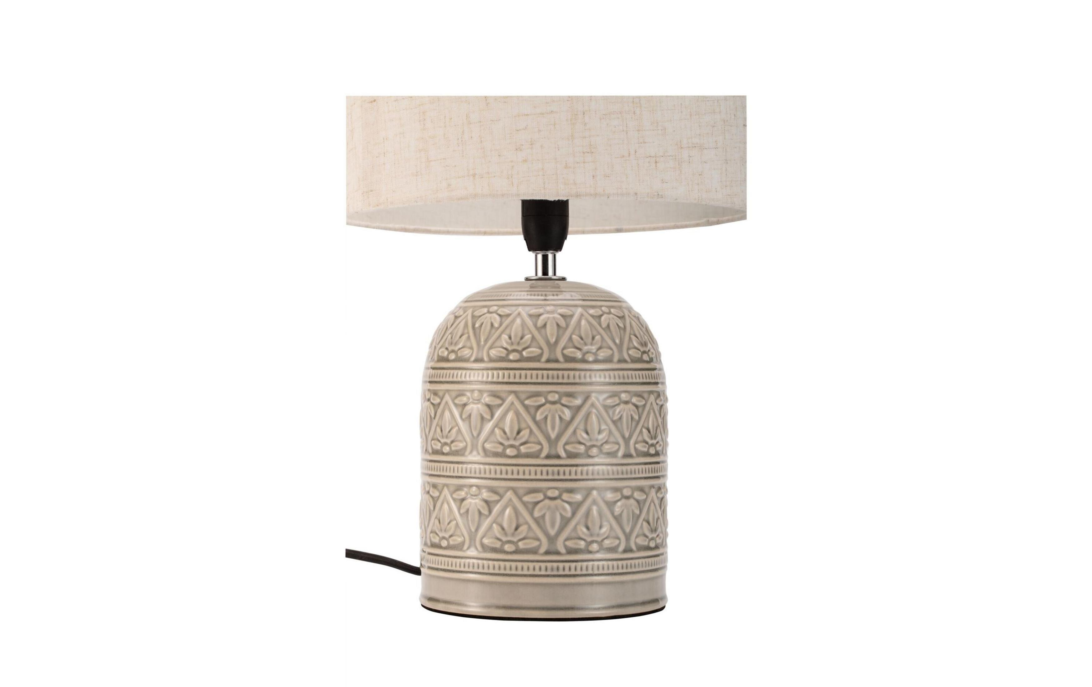 Szara lampa ceramiczna z wytłoczonym wzorem i jasnym materiałowym kloszem.