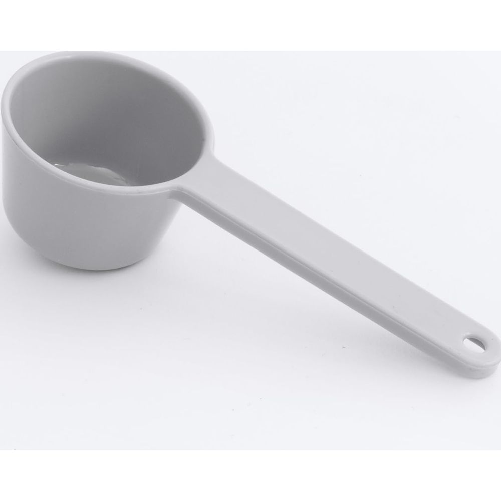 Une cuillère à mesurer en plastique gris avec un long manche et un trou au bout.