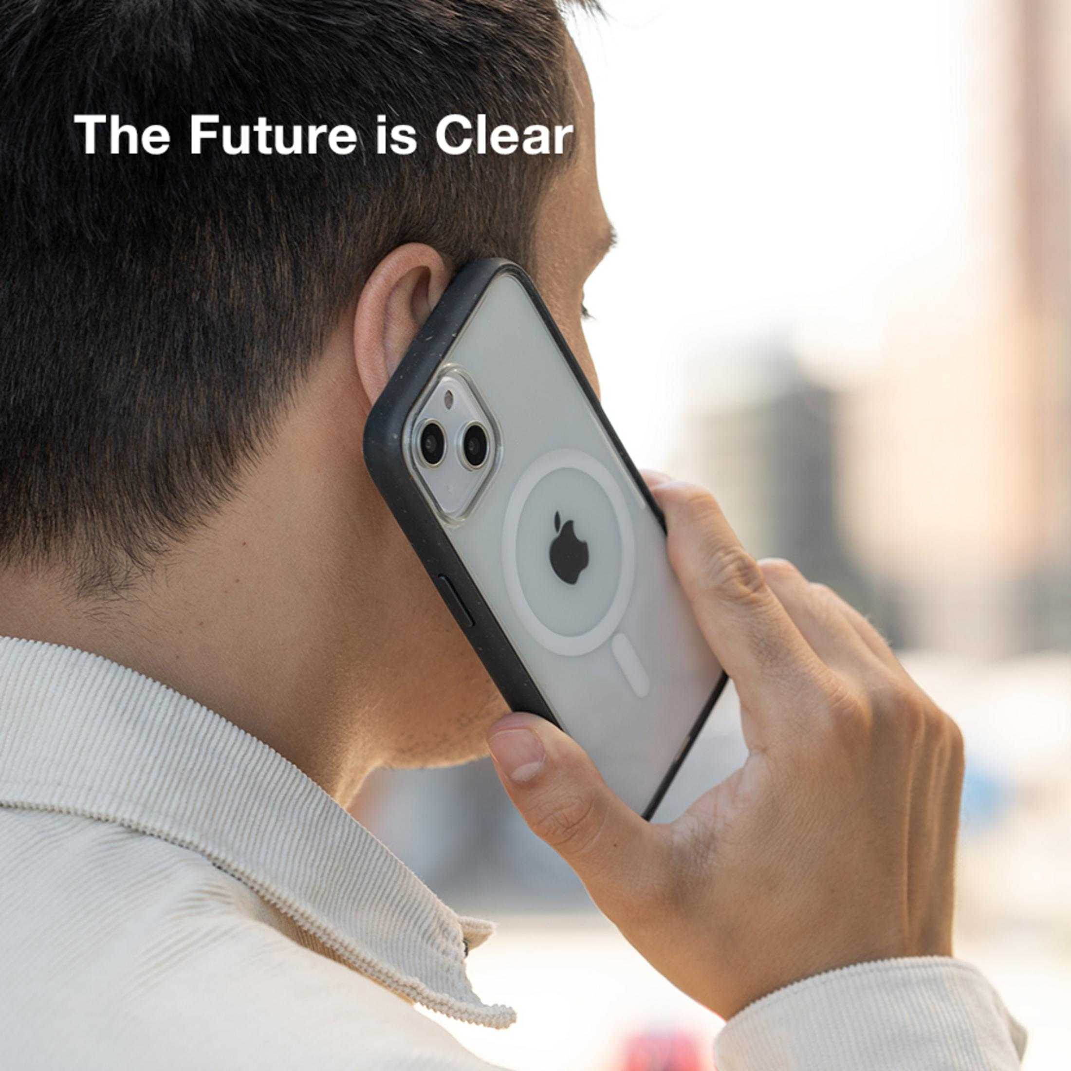 Mann telefoniert mit einem iPhone mit MagSafe-Hülle, Text „The Future is Clear“.