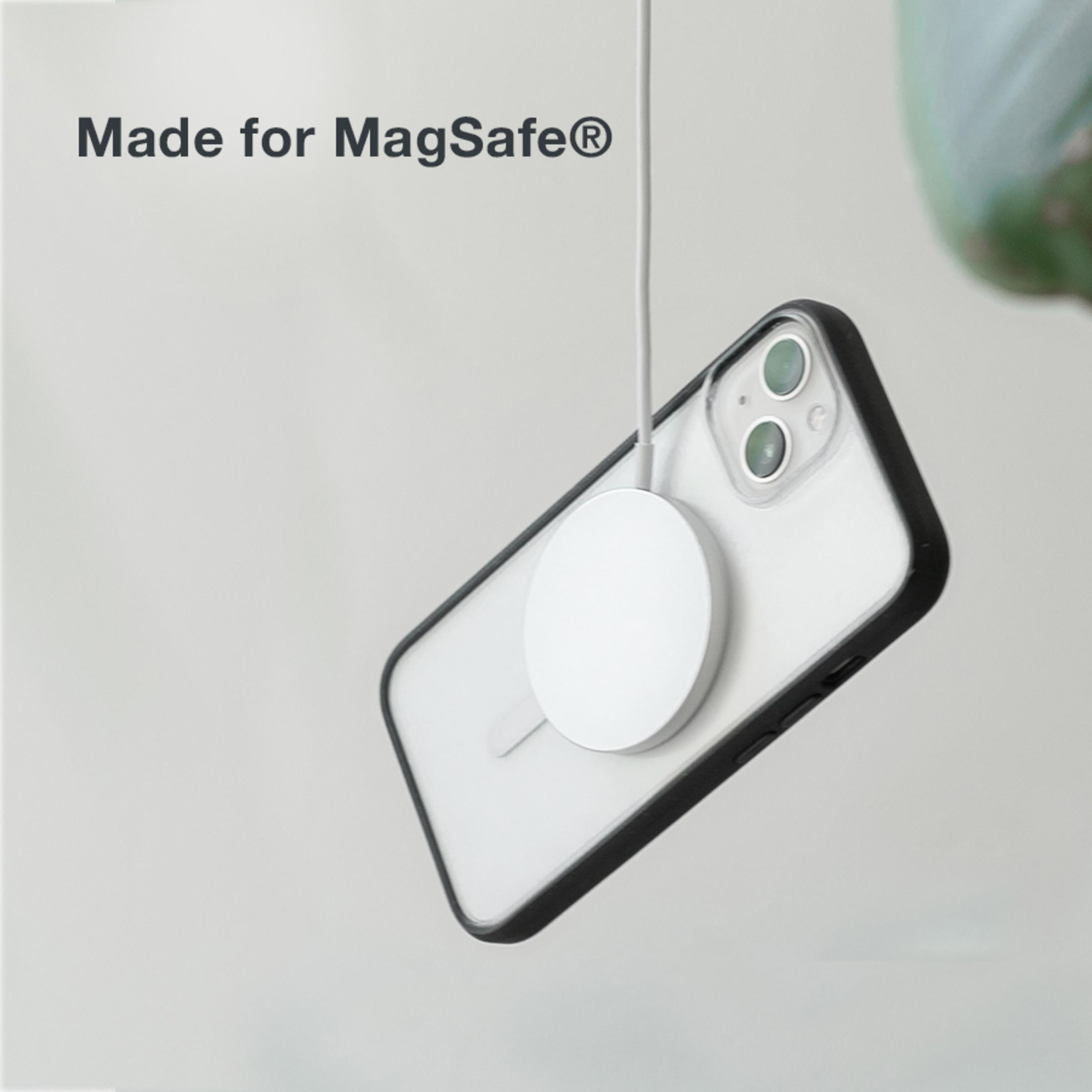 Ein weißes MagSafe-Ladegerät lädt ein iPhone mit transparenter Hülle auf.