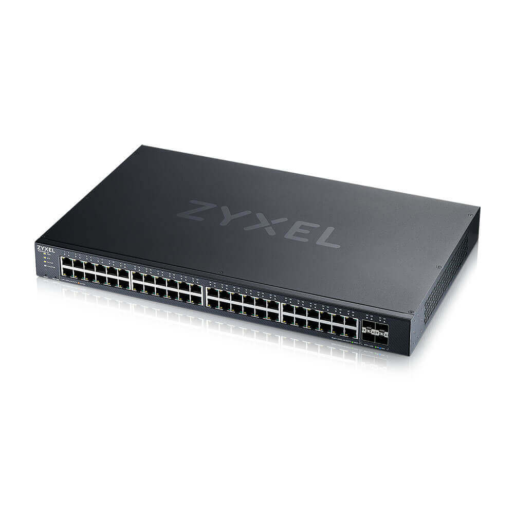 Ein schwarzer Zyxel Netzwerk-Switch mit vielen Anschlüssen auf der Vorderseite.