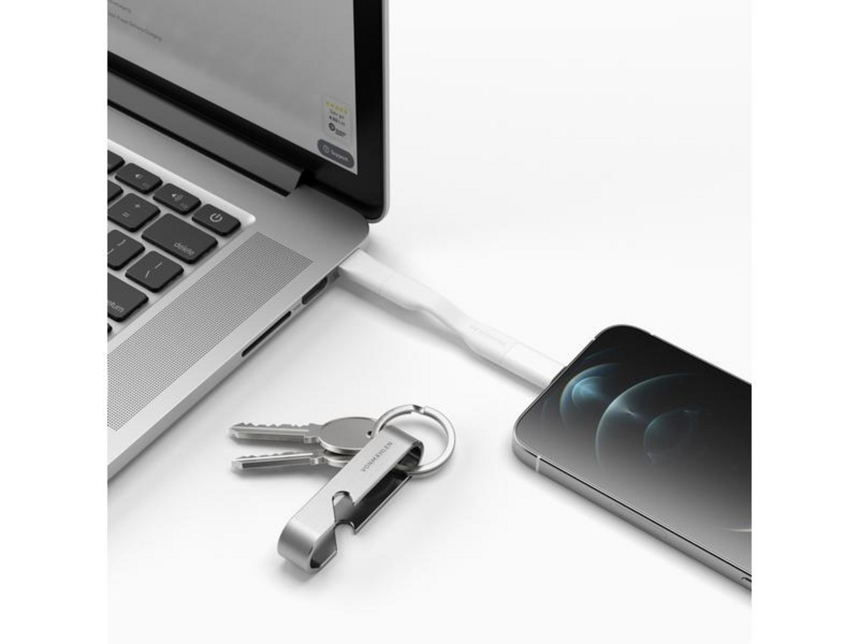 Un ordinateur portable, un smartphone et des clés sur une surface blanche.
