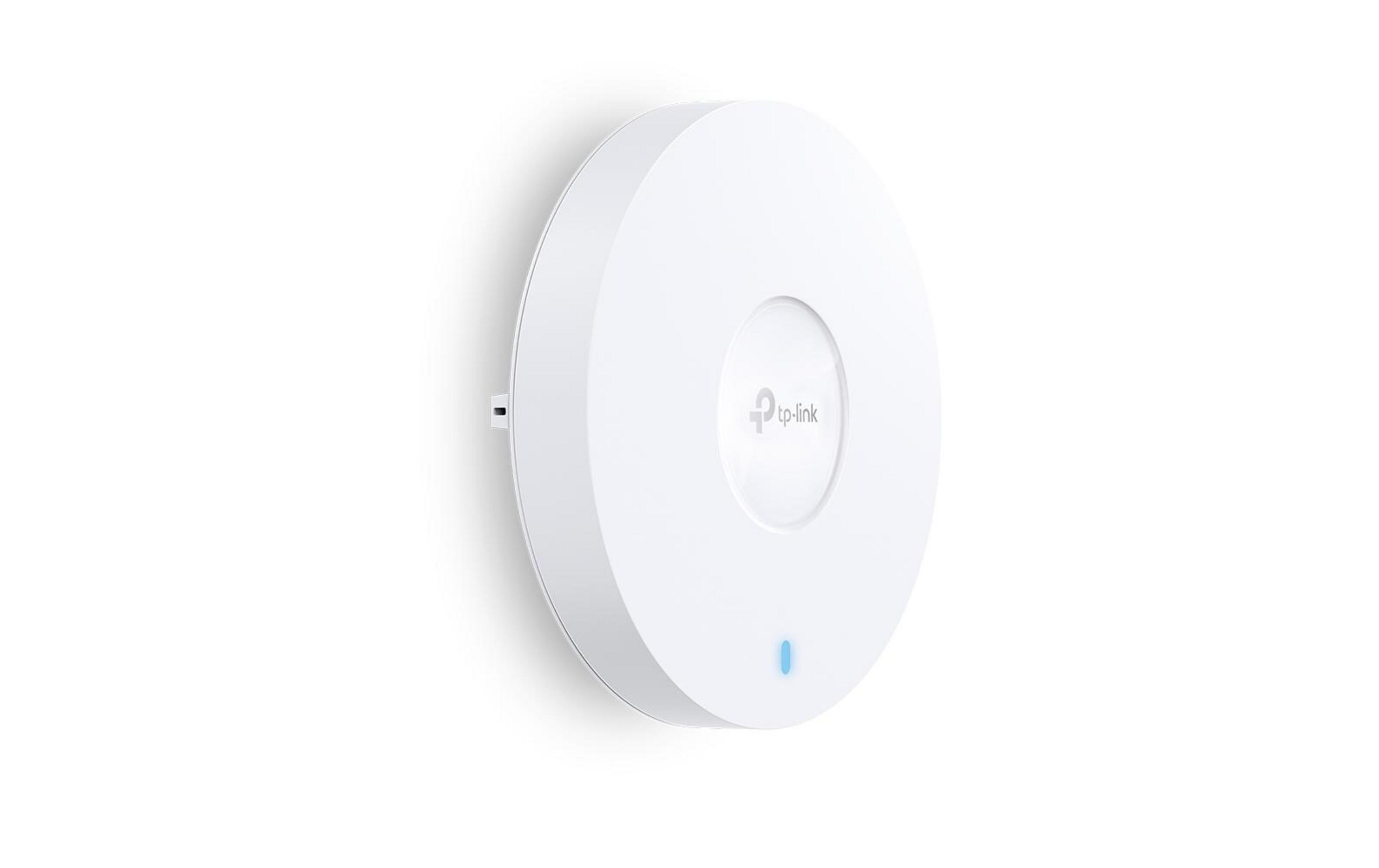 Un point d'accès TP-Link blanc et rond est monté sur un mur blanc.