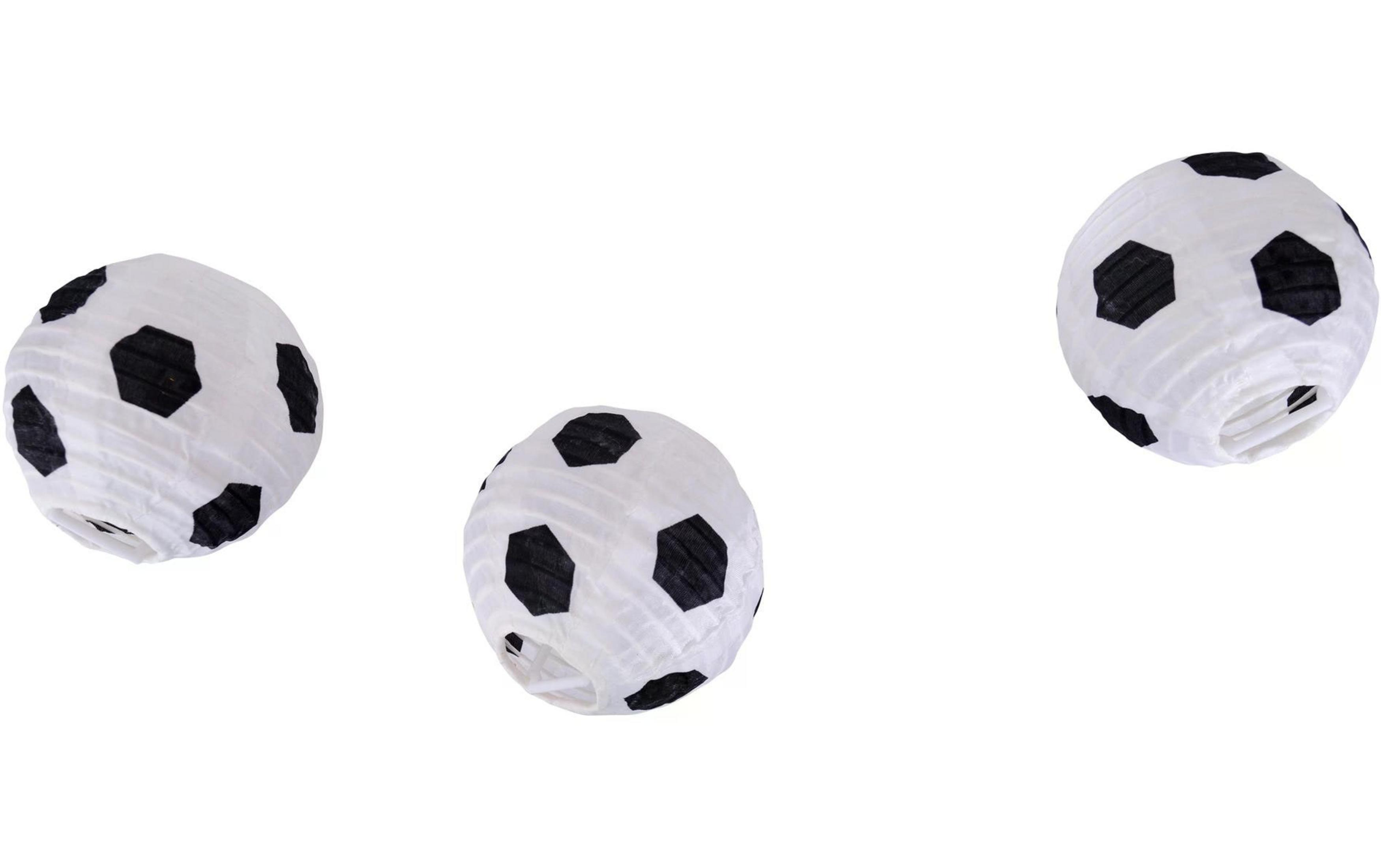 Drei weiße Papierlaternen mit schwarzen Fußballmustern auf weißem Hintergrund.
