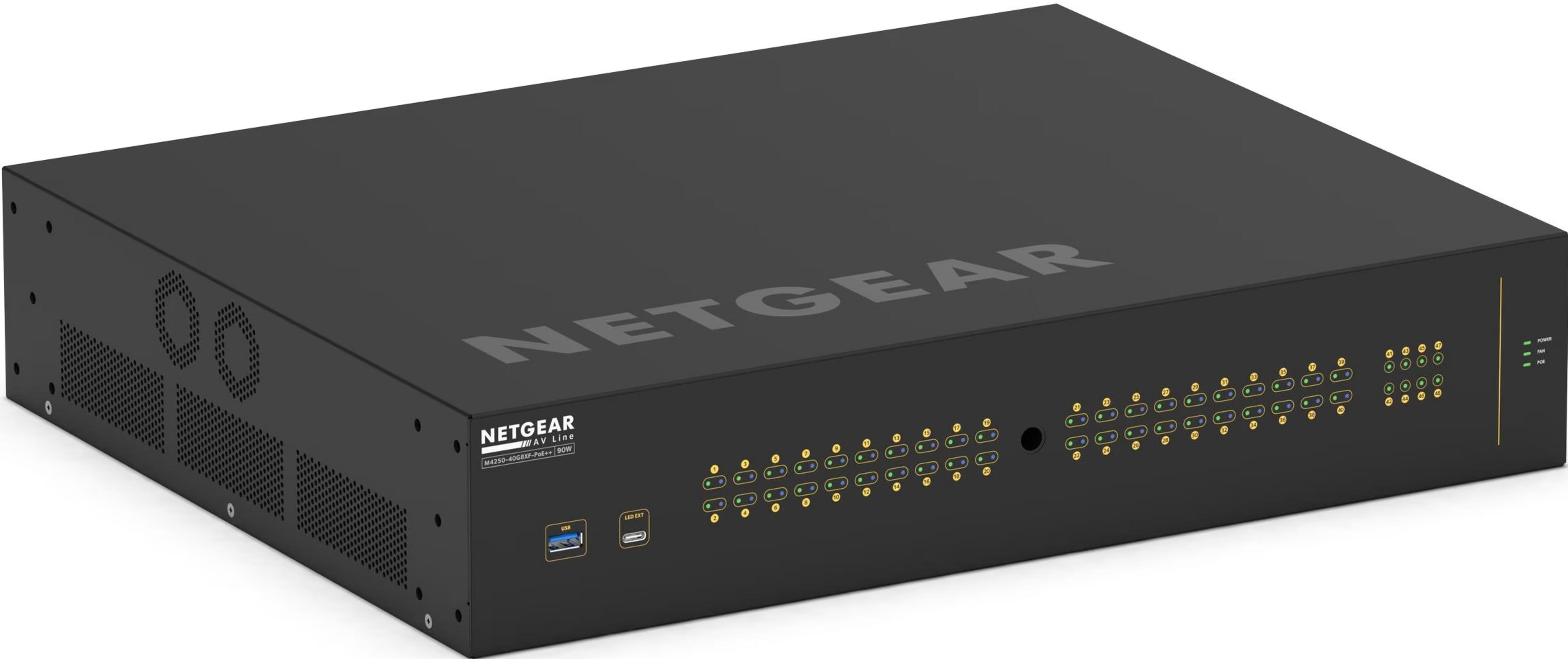 Switch di rete Netgear M4250 nero con molte piccole luci sul davanti.