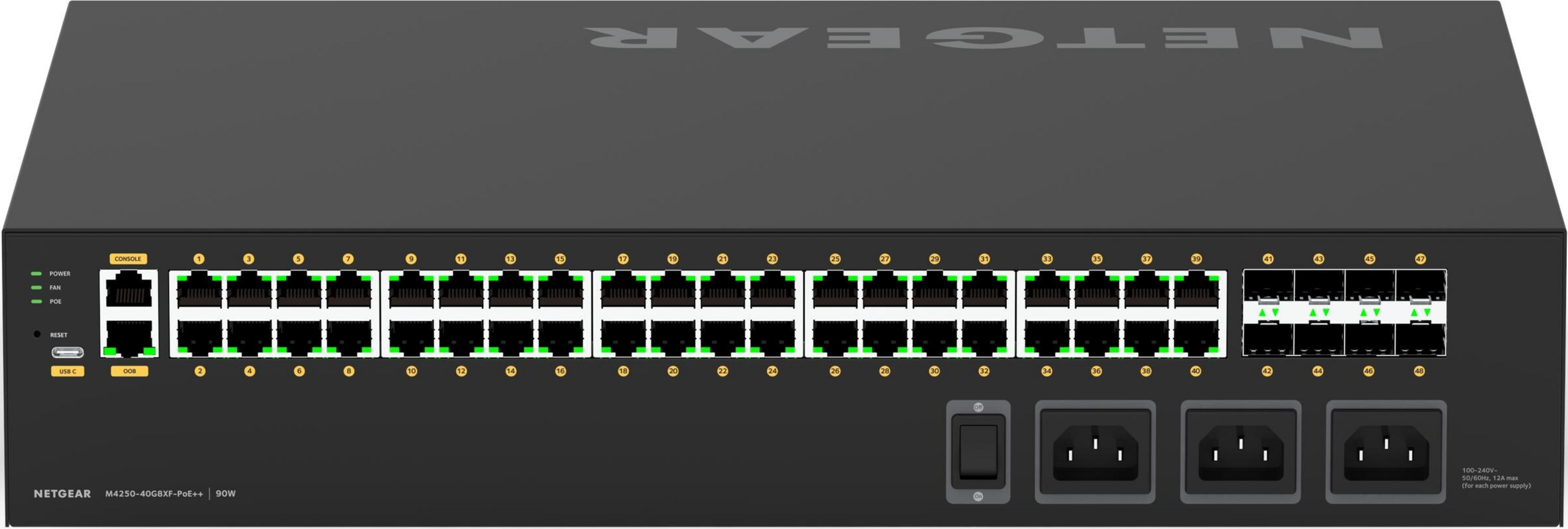 Uno switch di rete nero con molte porte e LED di stato.