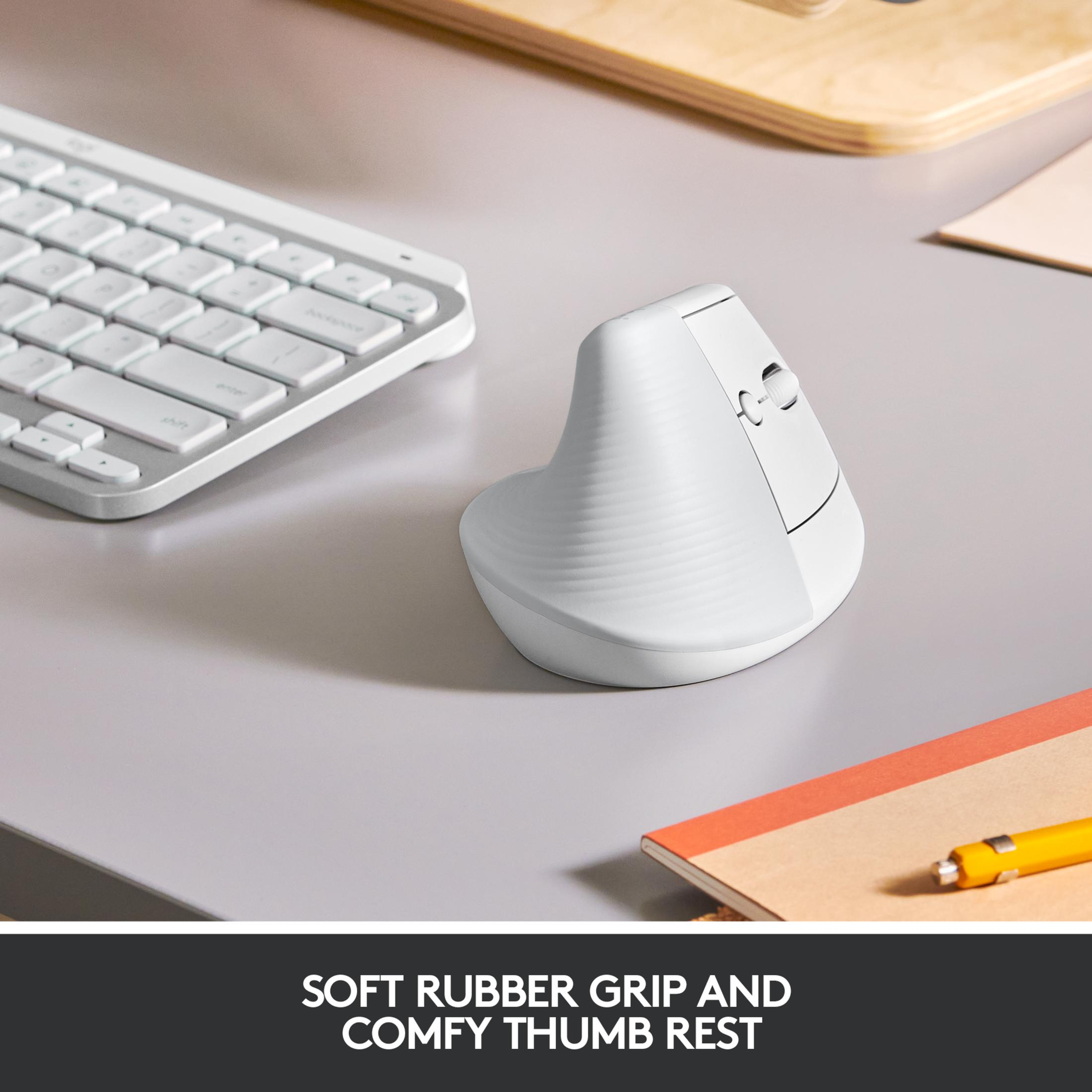 Biała klawiatura i mysz na biurku z notatnikiem i długopisem.