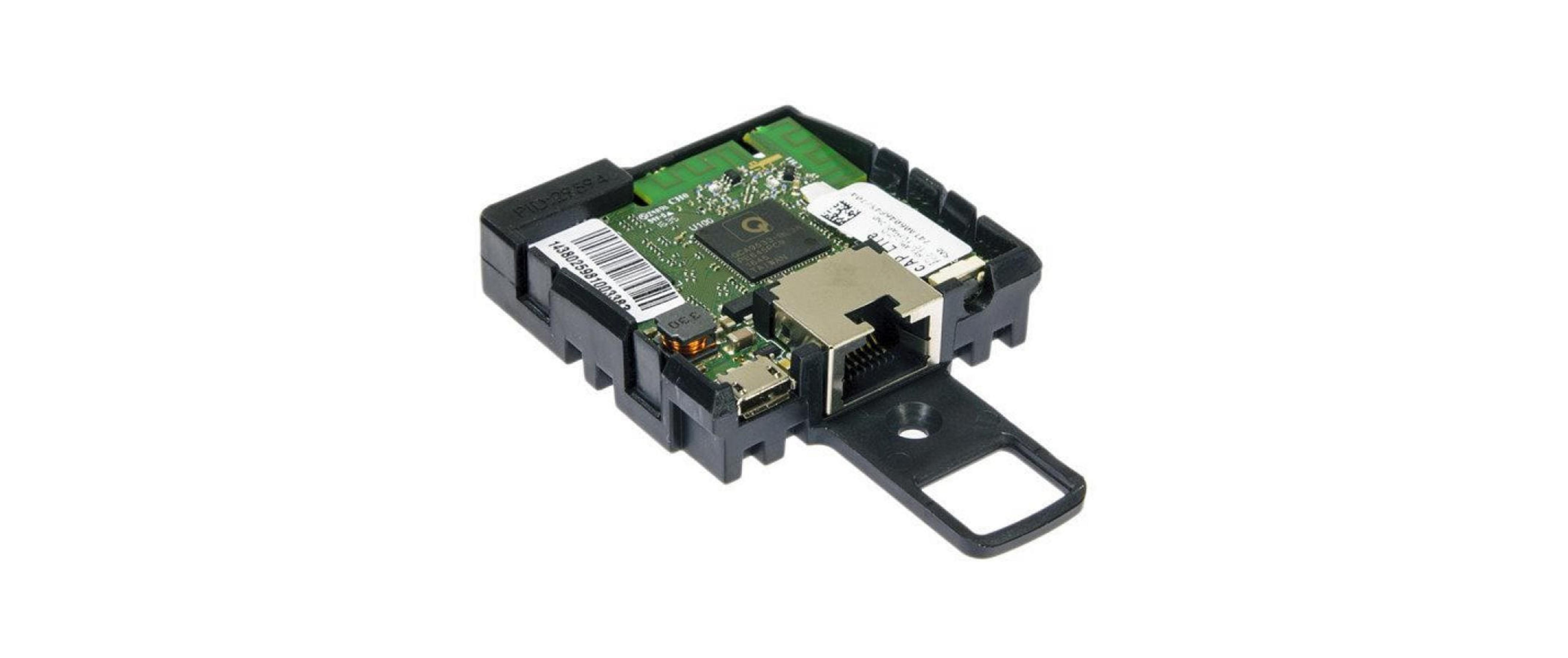 Małe czarne pudełko z portem Ethernet i płytką drukowaną.