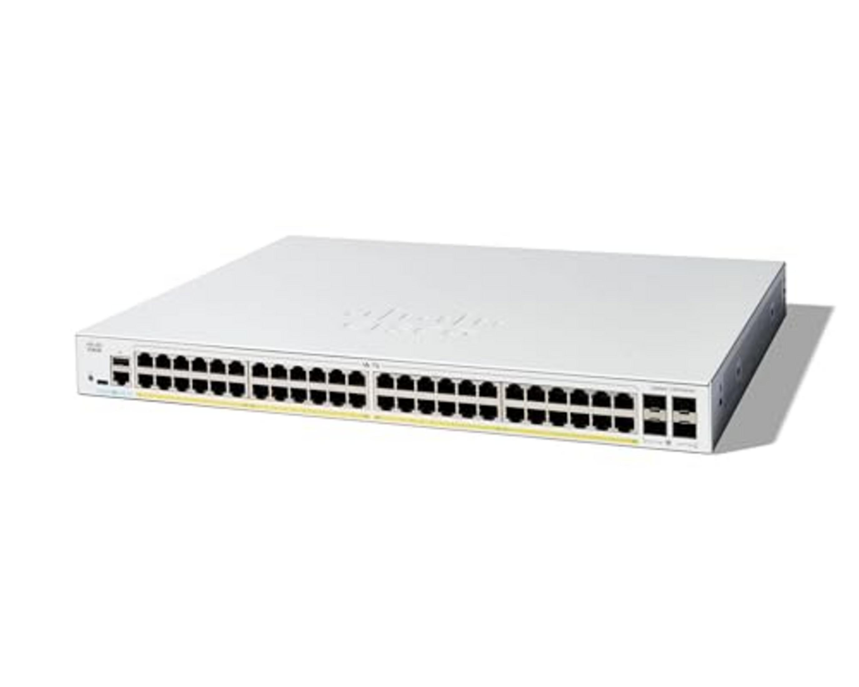 Uno switch di rete Cisco bianco con molte porte Ethernet.