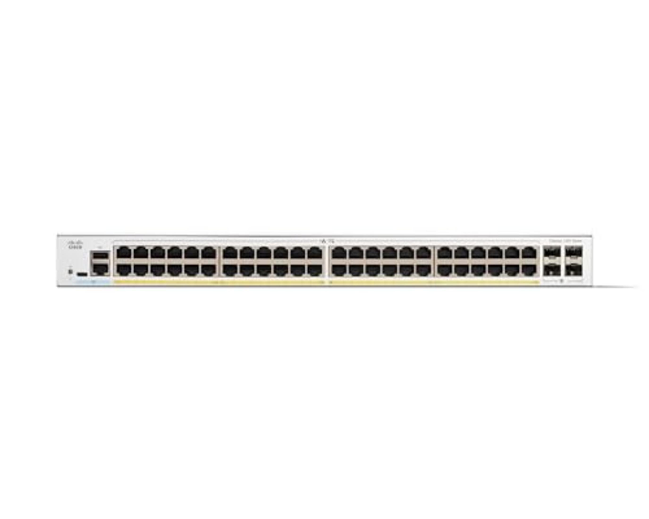 Uno switch di rete Cisco argentato con numerose porte Ethernet.