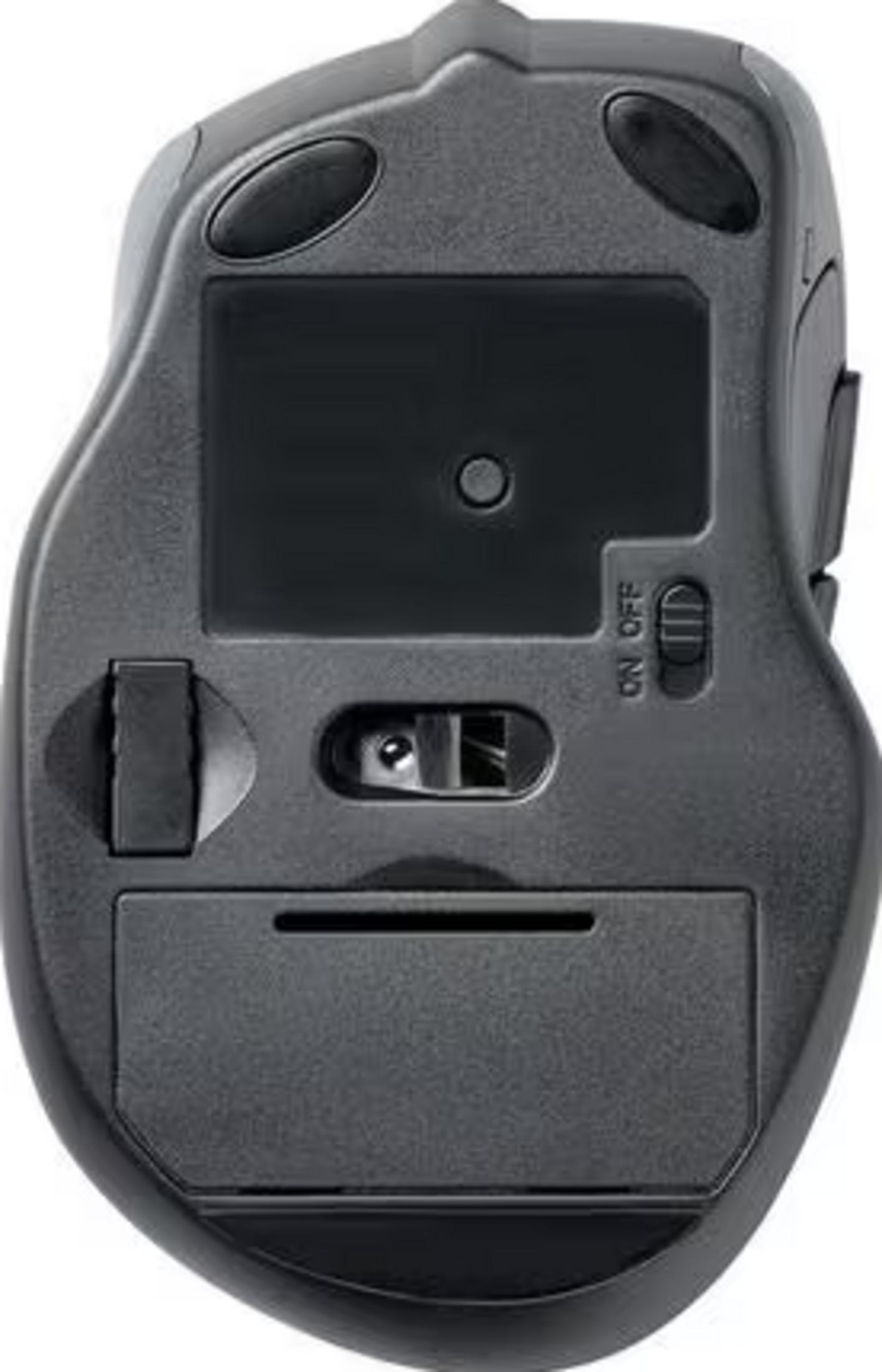 Unterseite einer schwarzen Computermaus mit Ein/Aus-Schalter und Batteriefach.
