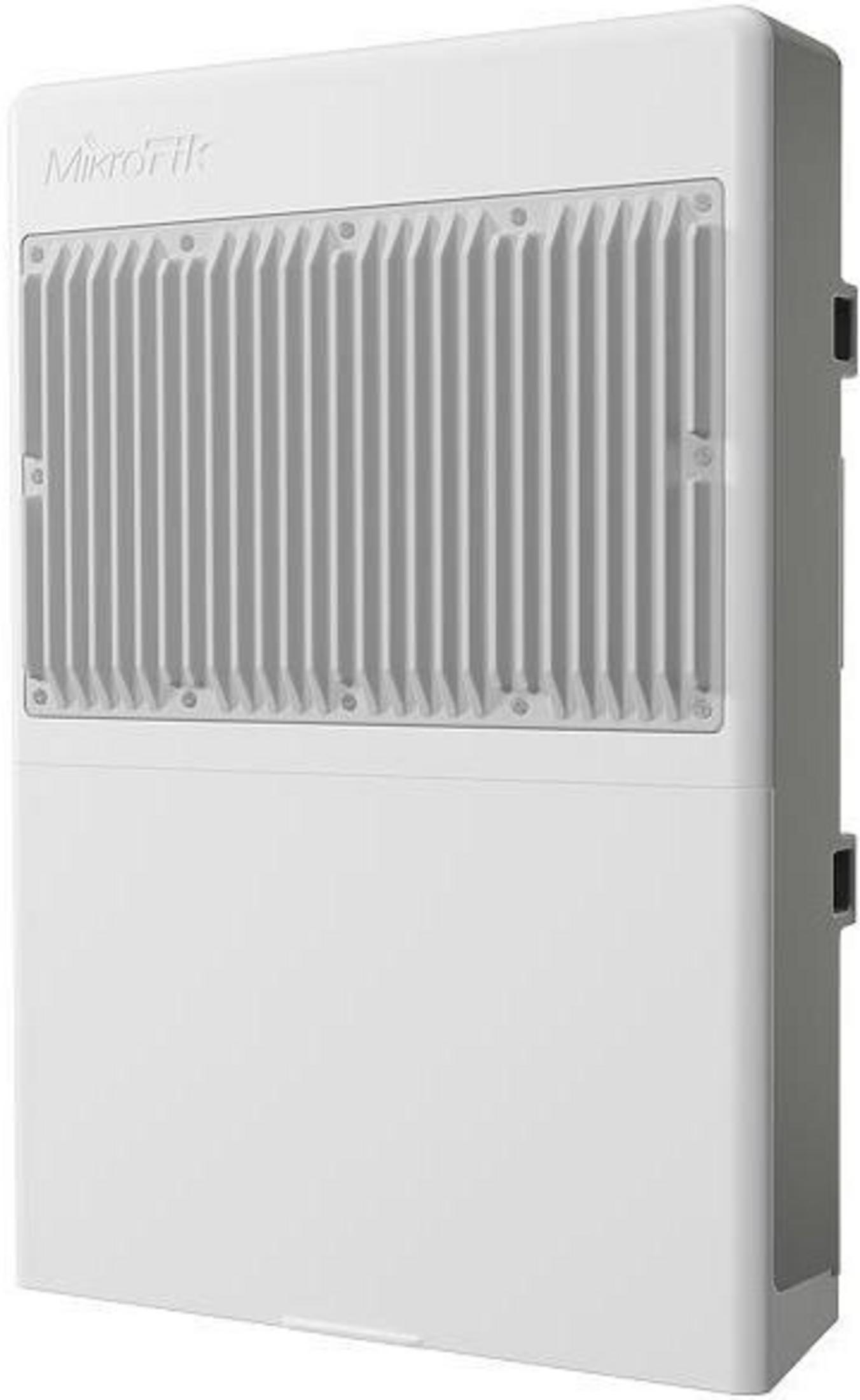 Białe urządzenie MikroTik z żebrowaną górną częścią i gładką obudową dolną.