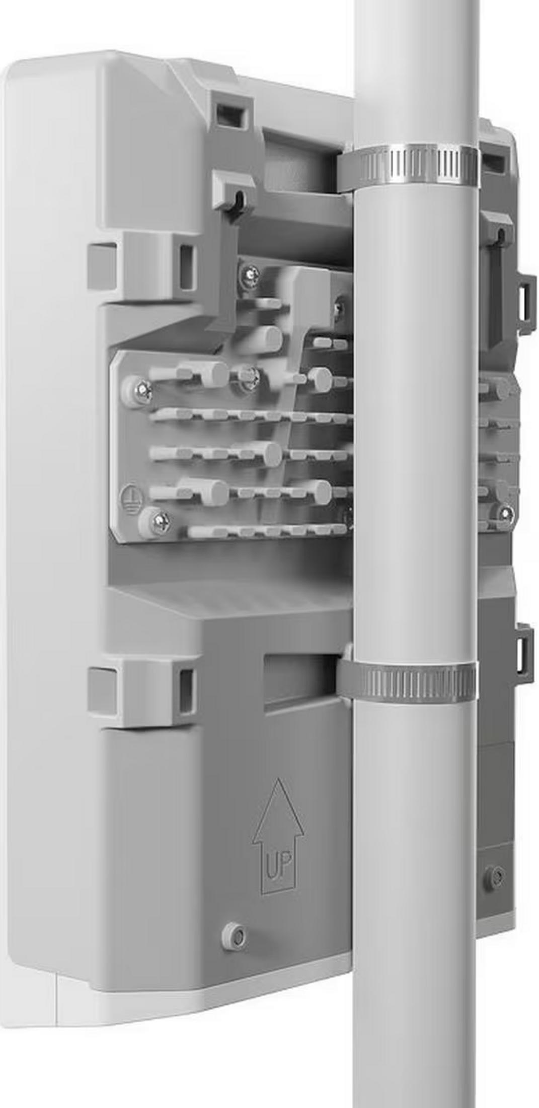 Szare urządzenie z pionową rurą zamocowaną obejmą.