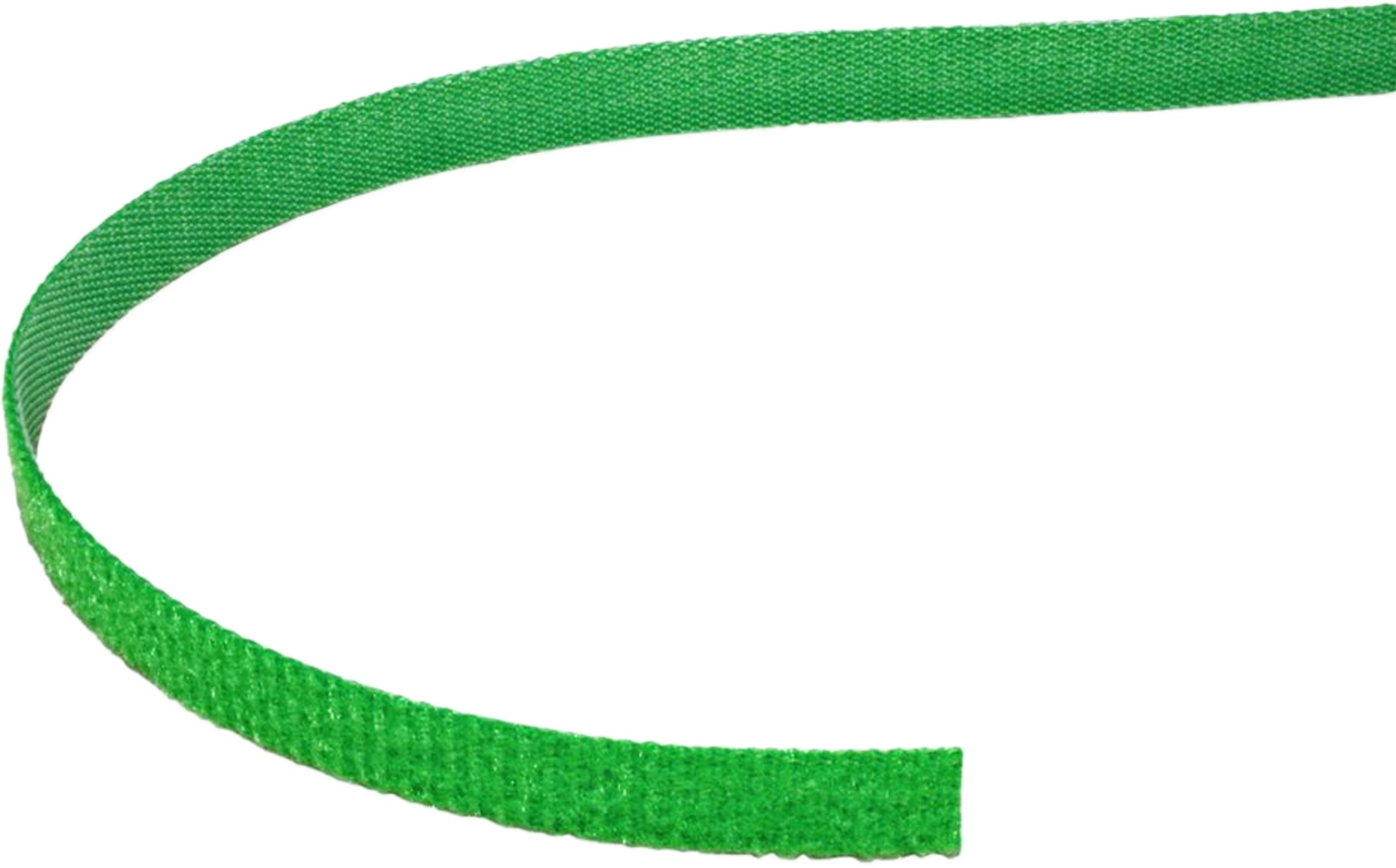 Een smal, groen lint buigt zich over een witte achtergrond.