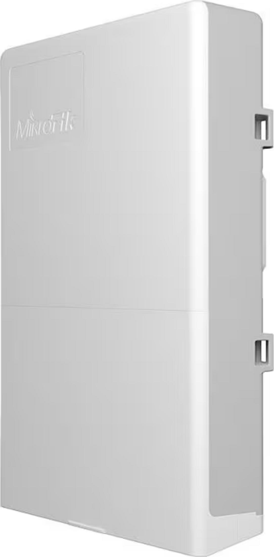 Białe urządzenie Mikrotik z wytłoczonym logo, zamontowane na boku.