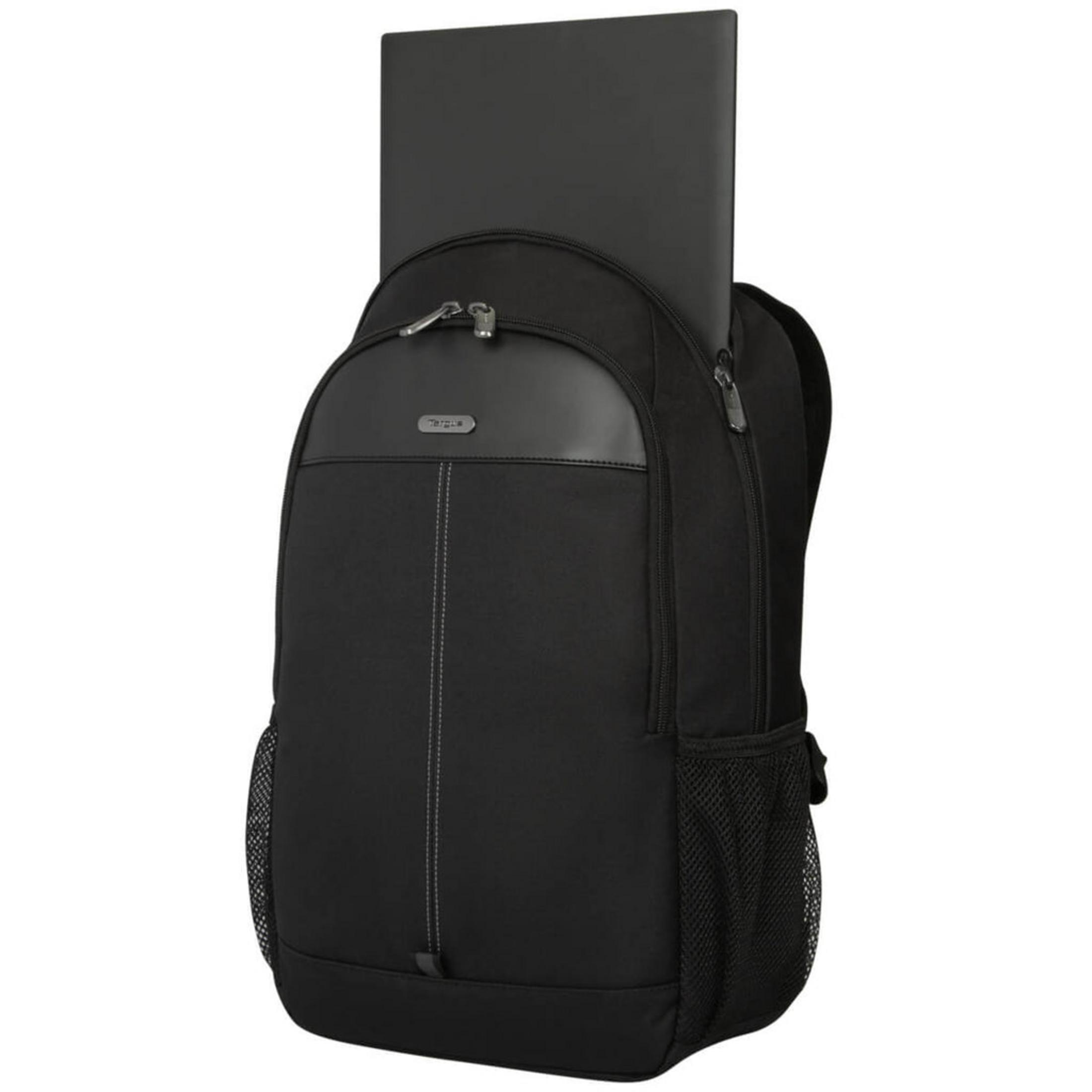 Schwarzer Rucksack mit einer Laptoptasche, die oben herausragt.
