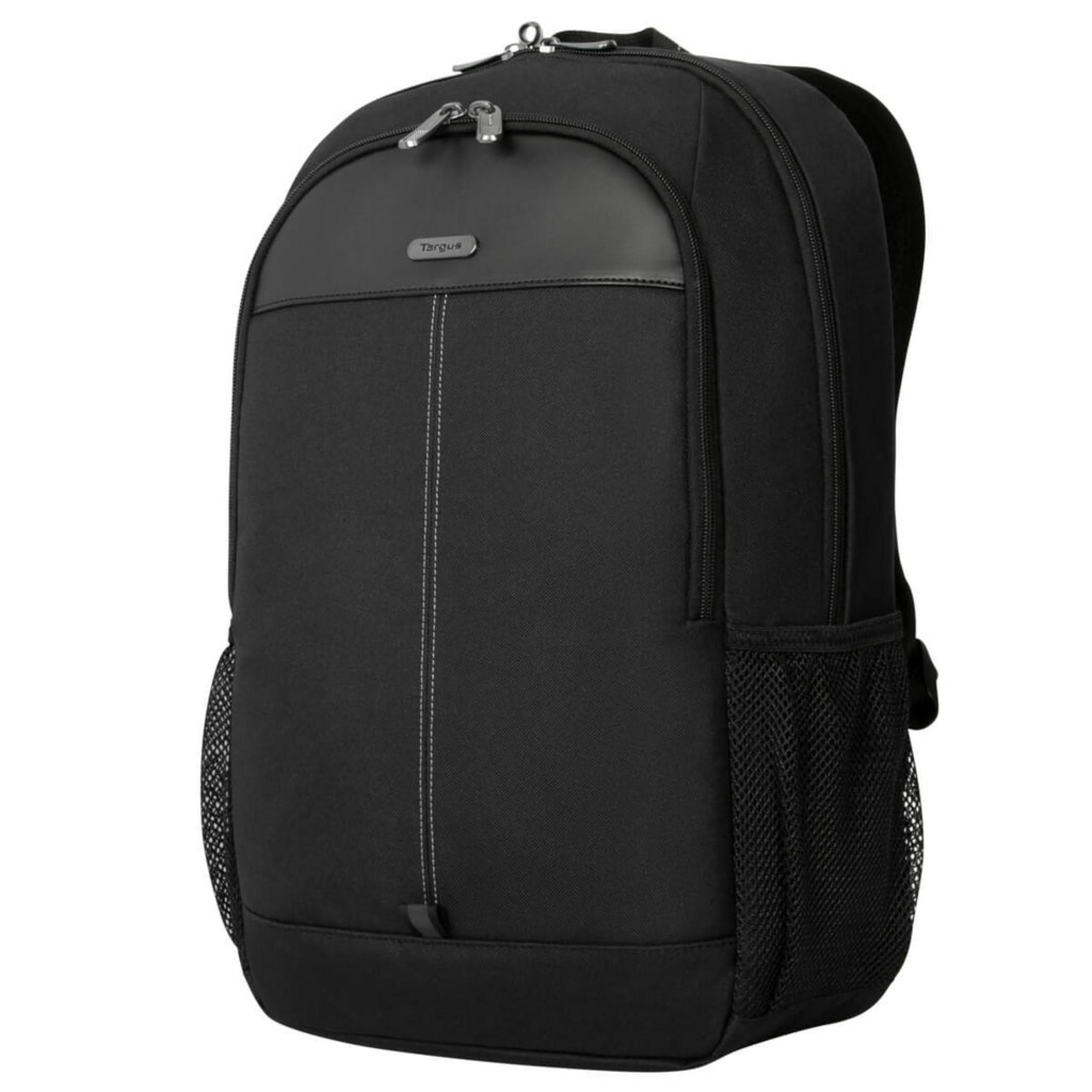 Schwarzer Rucksack mit mehreren Fächern und Seitentaschen aus Netzmaterial.
