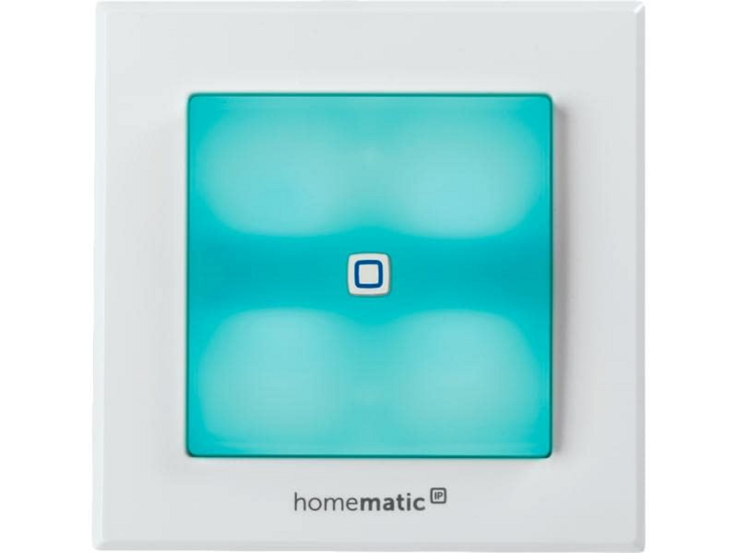 Ein weißer Wandschalter mit einem hellblauen Bedienfeld und einem kleinen quadratischen Symbol in der Mitte.