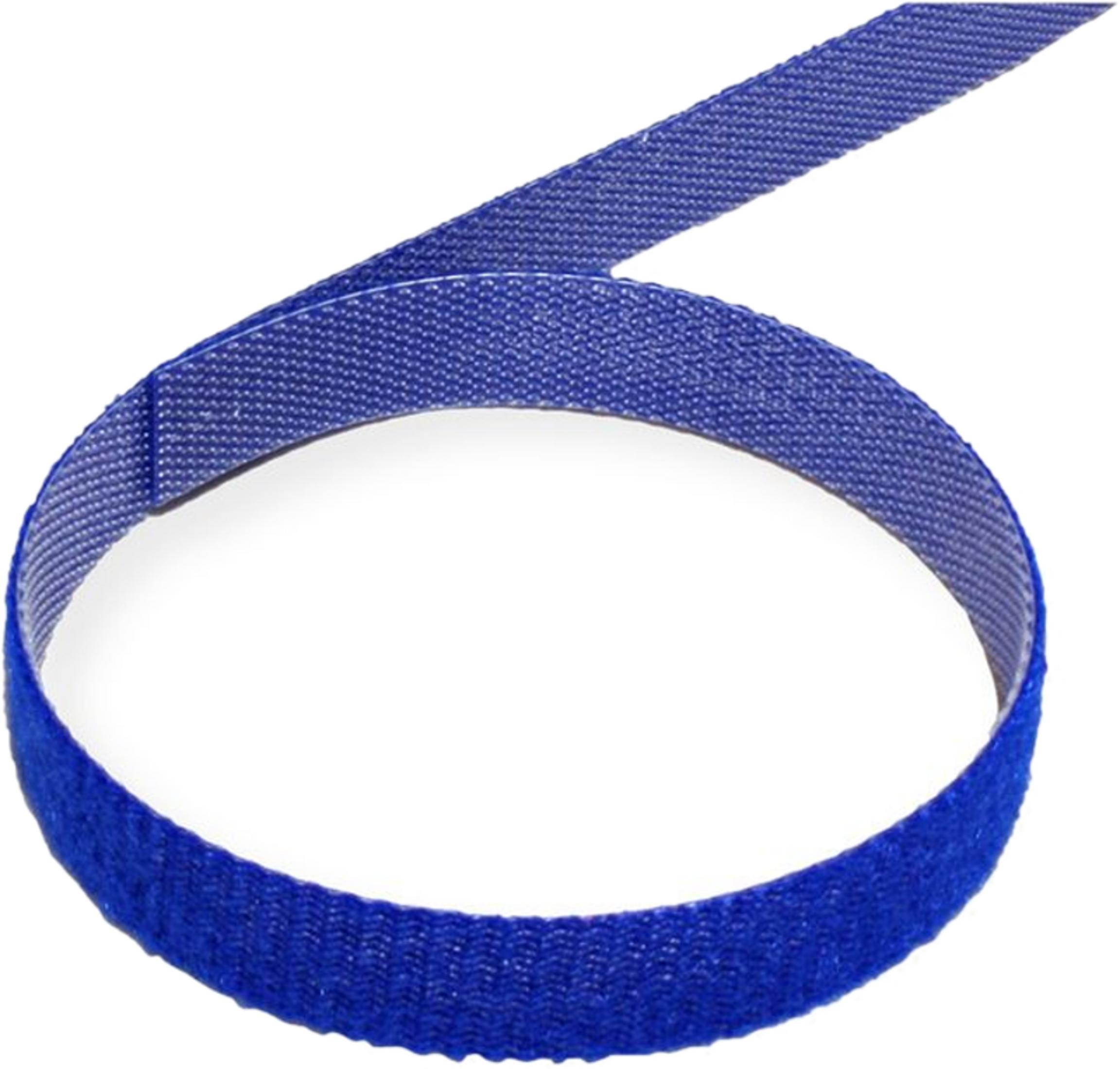 Ein blaues Klettband liegt in einer Schleife auf weißem Grund.