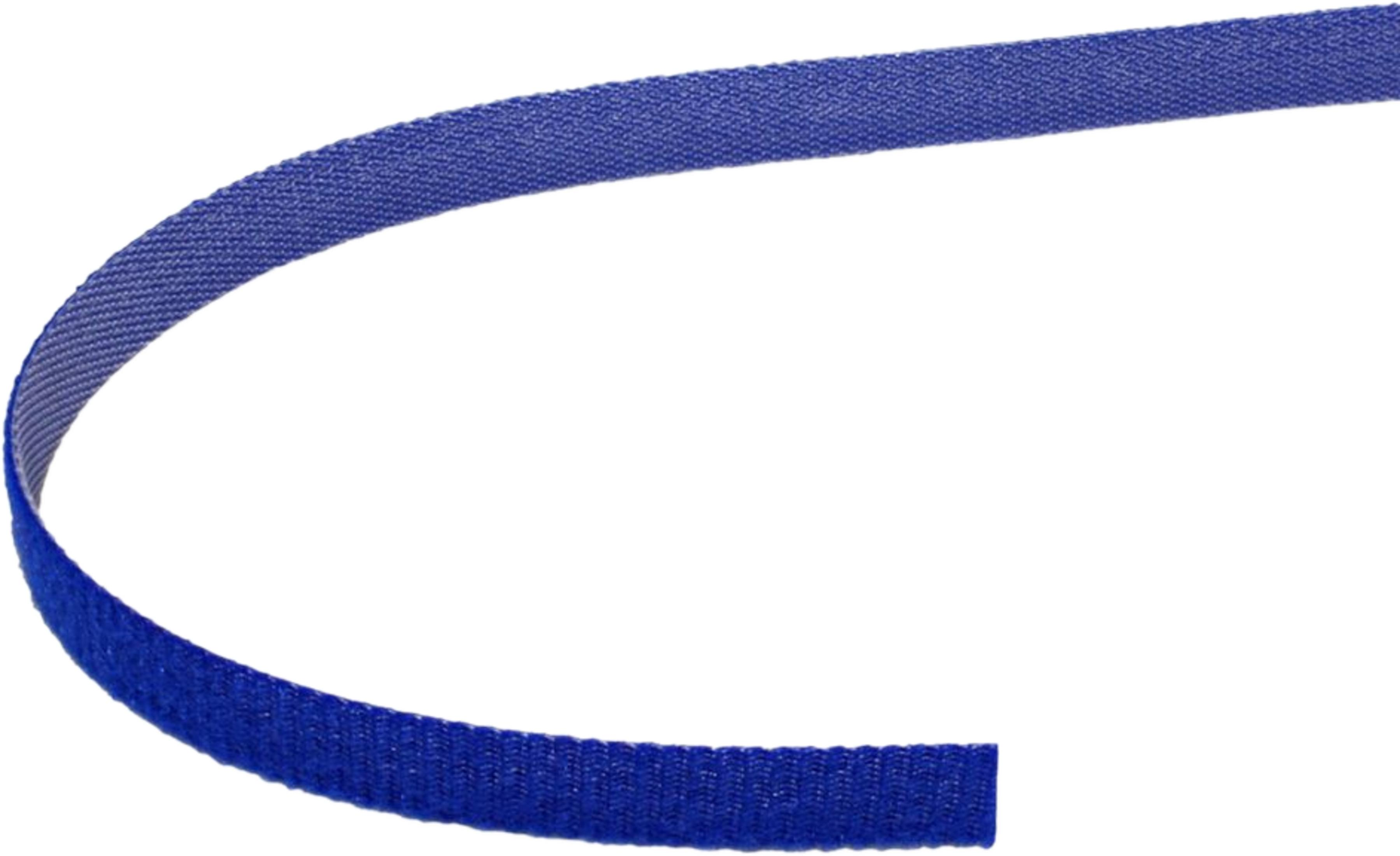 Ein blauer Stoffriemen ist auf einem weißen Hintergrund zu sehen.