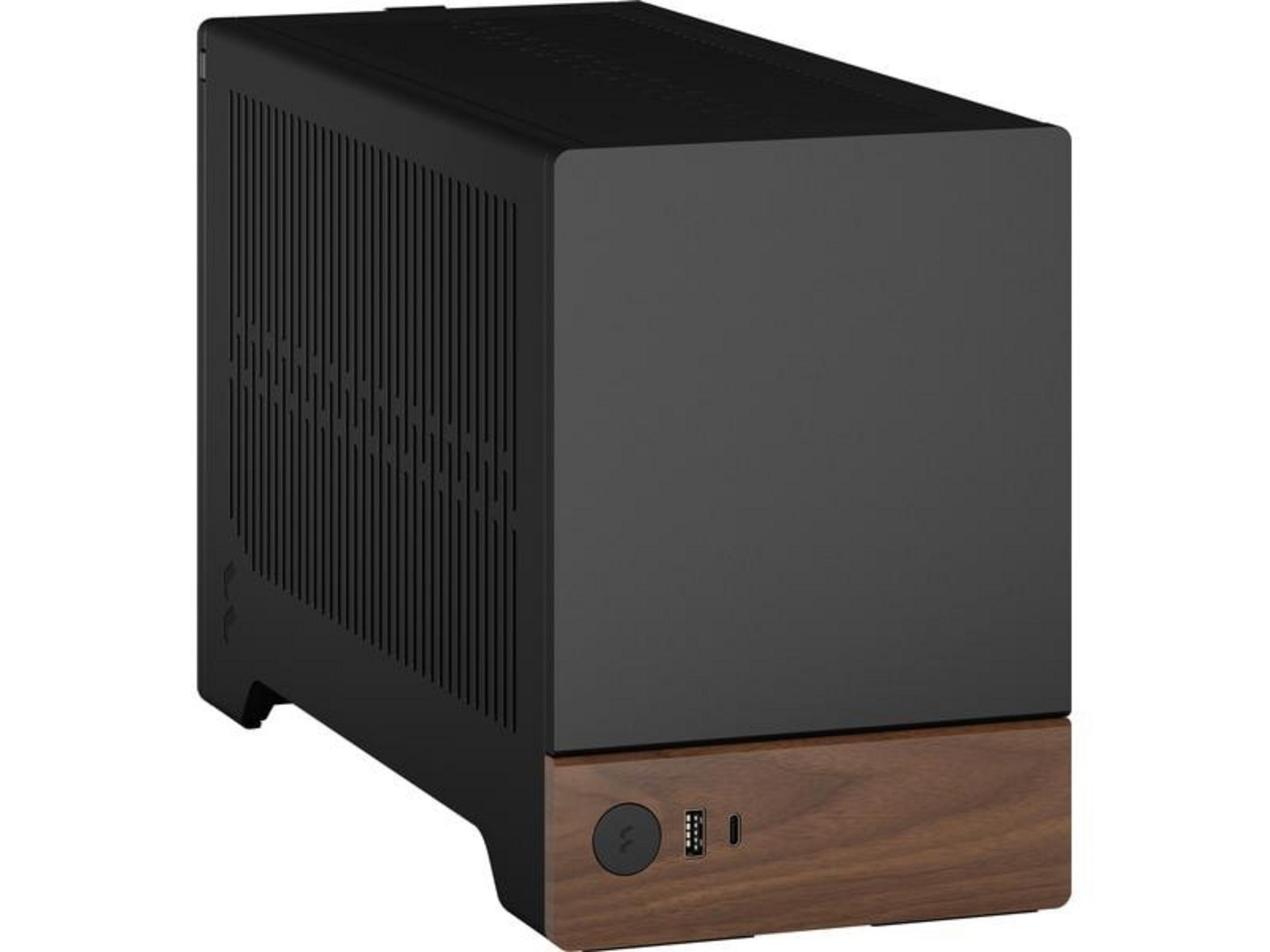 Torre de computadora negra con base de madera y puertos frontales.