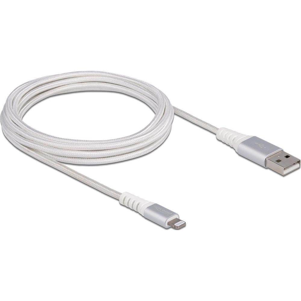 Un cable USB-A a Lightning trenzado blanco enrollado con conectores plateados sobre fondo blanco.