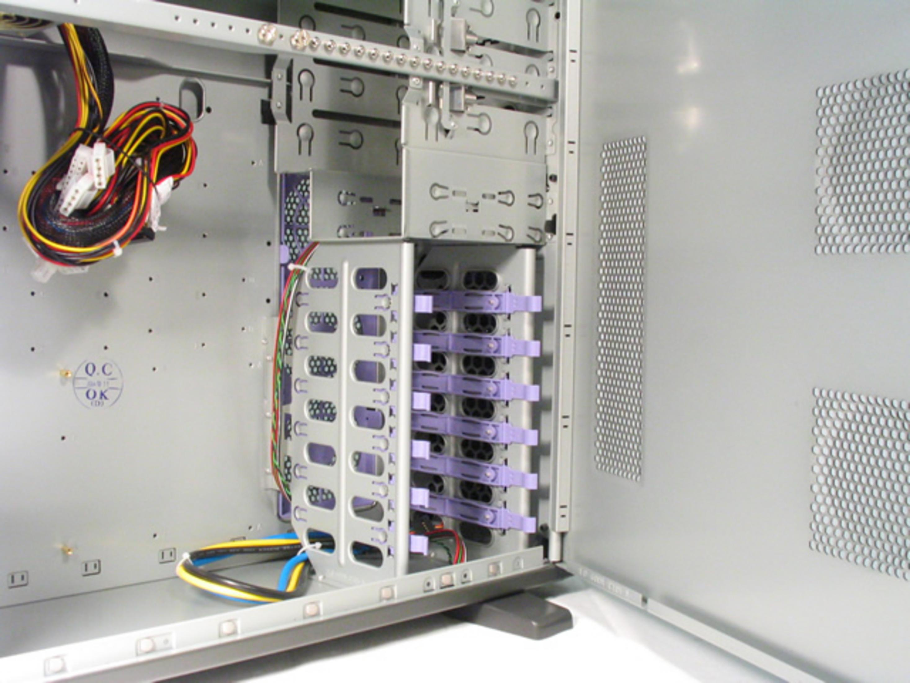 Widok wnętrza obudowy komputera z kablami i zatokami.