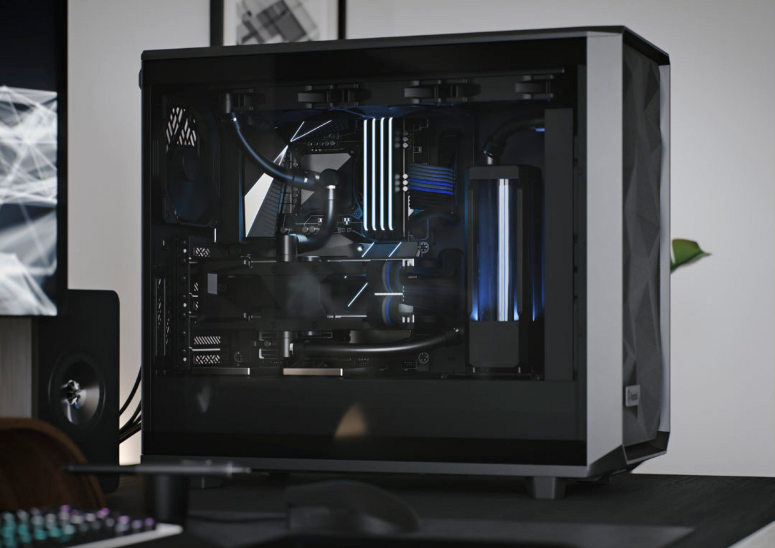 Open pc-behuizing met blauwe verlichting, waterkoeling en zichtbare kabels.