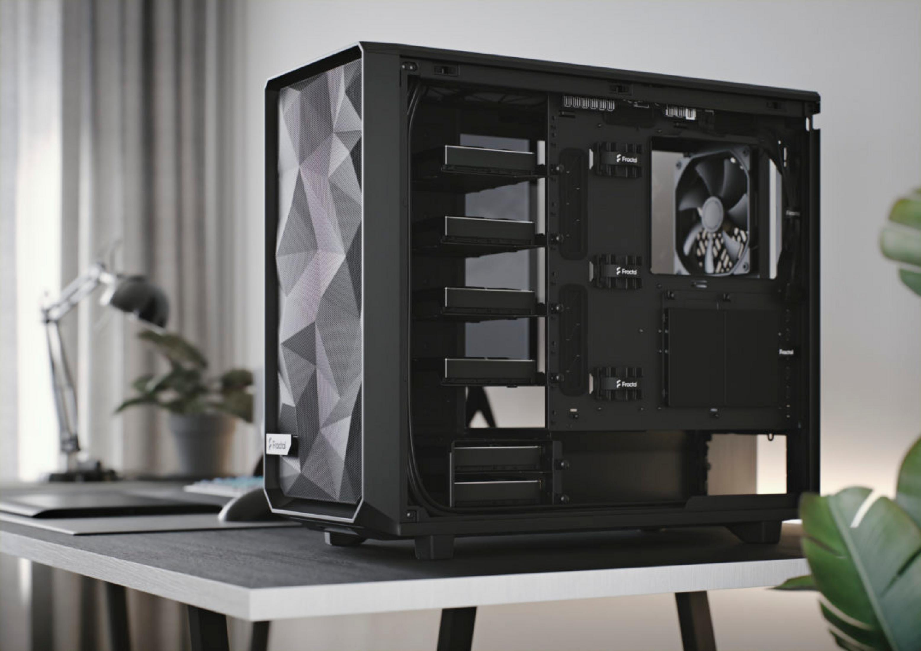 Een zwarte pc-behuizing met open zijpaneel, met ventilatoren en drive bays.
