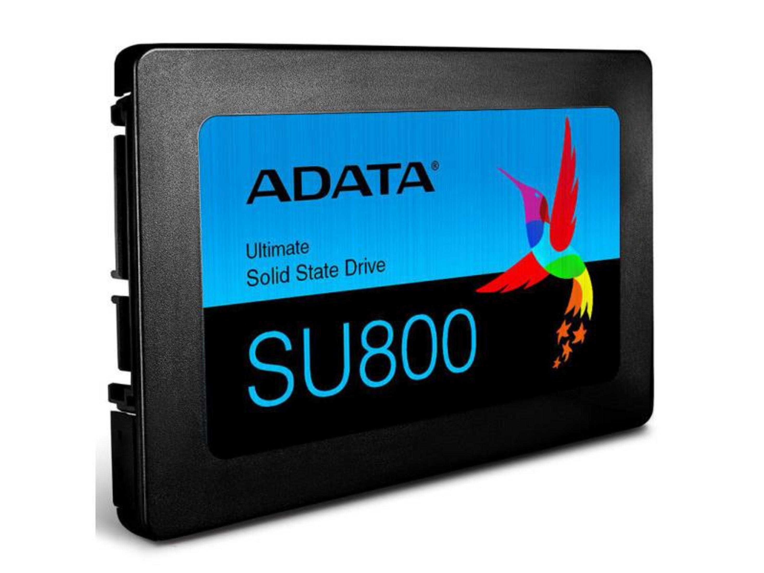 Czarny dysk SSD z niebieską etykietą, ADATA SU800 i kolorowe logo kolibra.