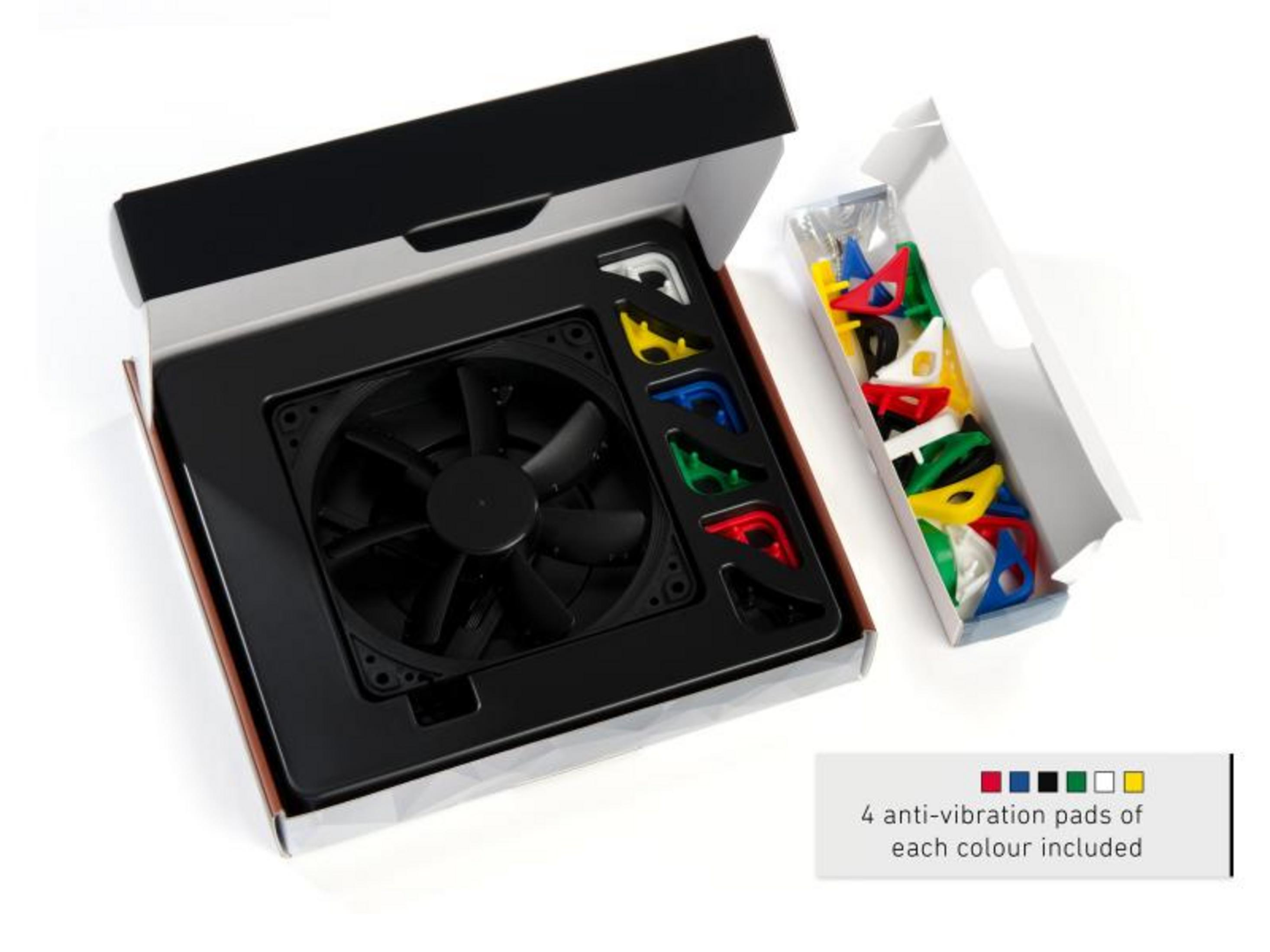Ein schwarzer Lüfter in einer Box mit bunten Anti-Vibrations-Pads.
