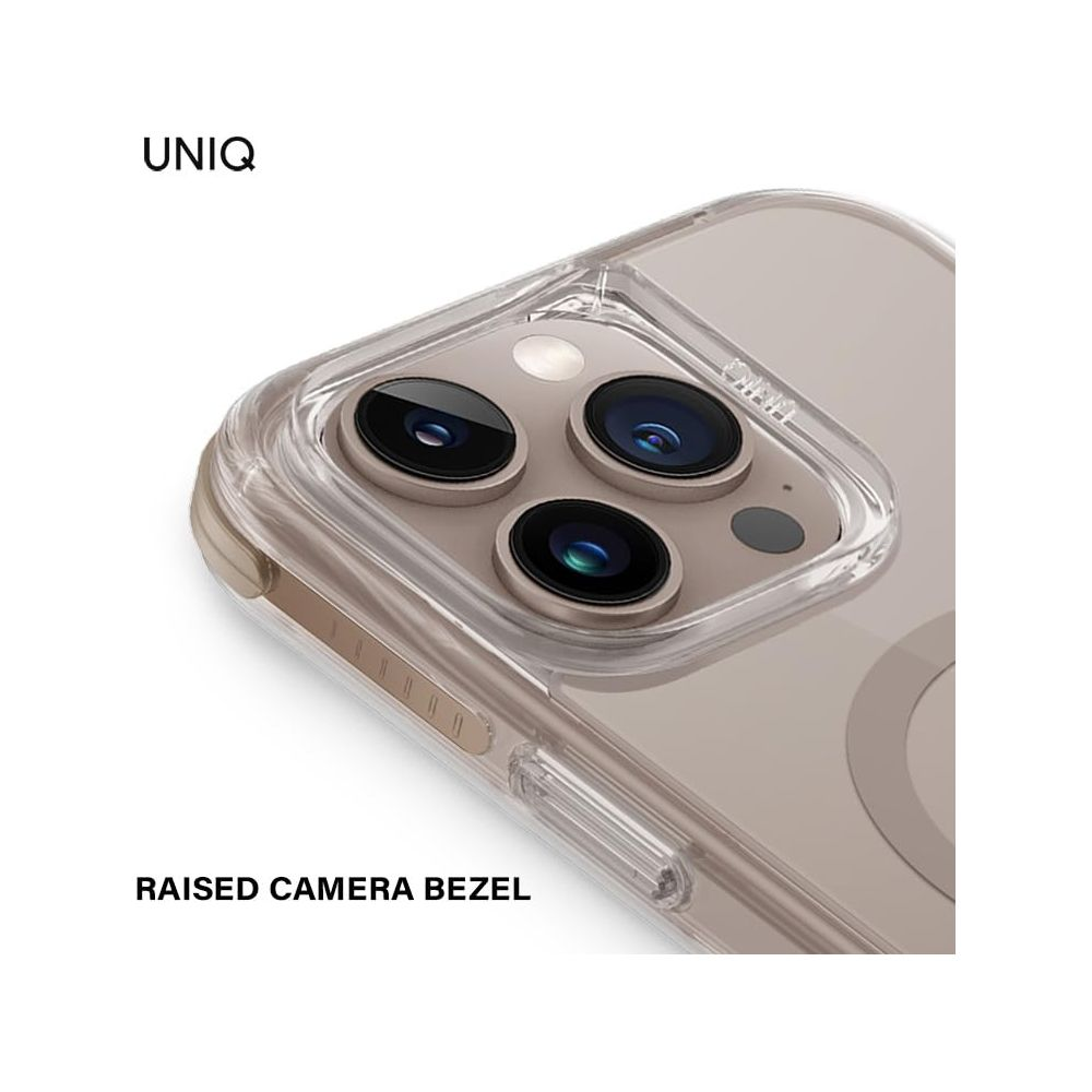 Şeffaf telefon kılıfındaki UNIQ logosunun ve üçlü kamera lensinin yakın çekimi.
