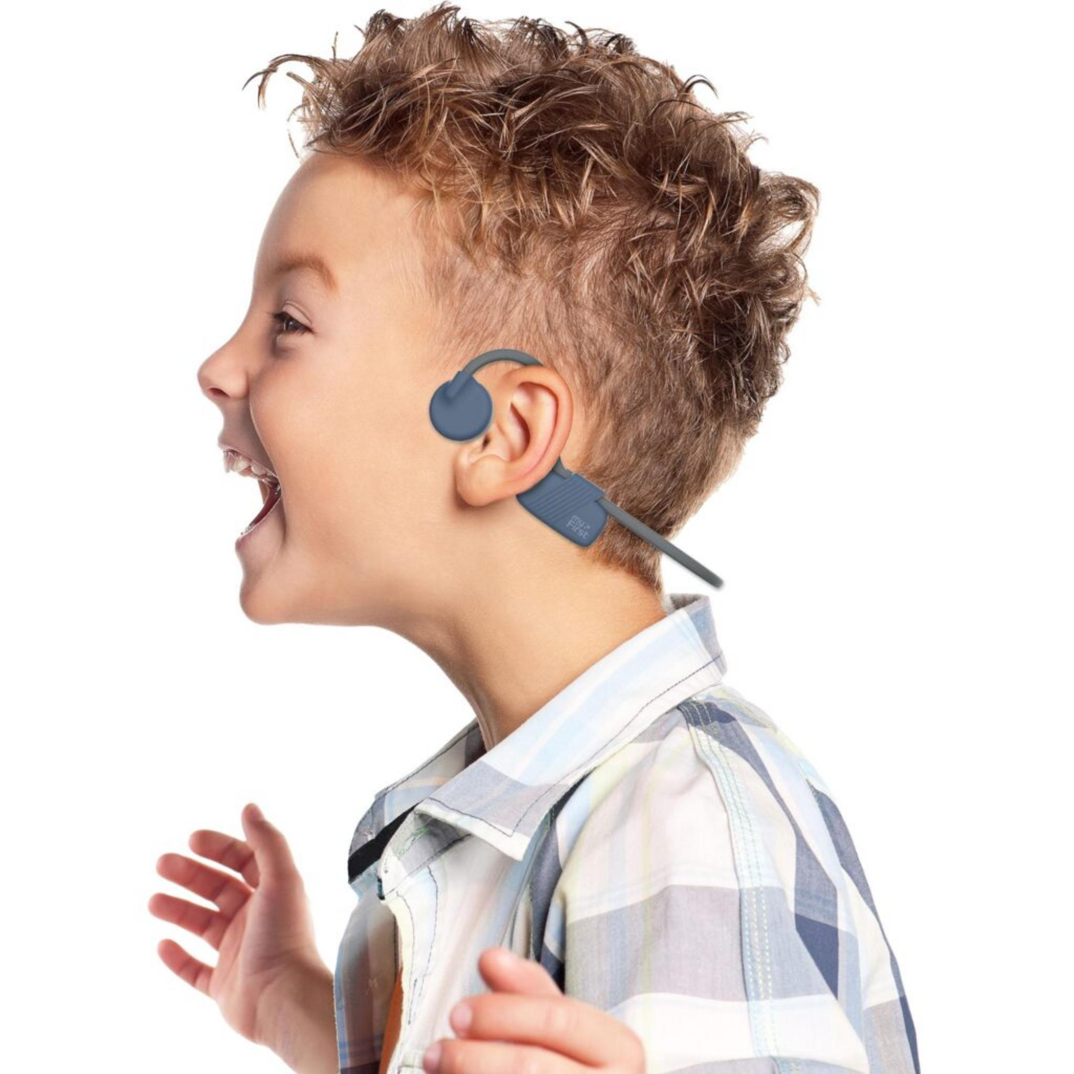 Ein kleiner Junge, mitten im Schrei, trägt ein blaues Knochenleitungs-Headset am rechten Ohr, in einem karierten Hemd.