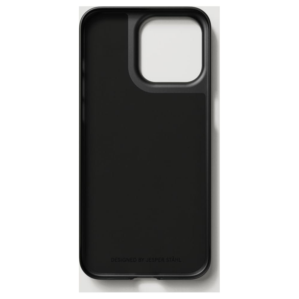 Coque de téléphone noire avec découpe pour appareil photo. Texte en bas: DESIGNED BY JESPER STÅHL.