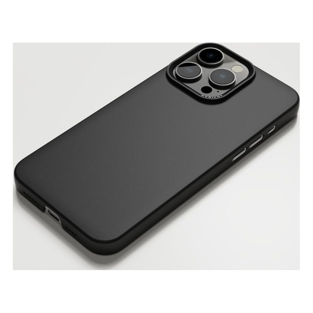 Un téléphone portable noir avec un triple appareil photo à l'arrière.