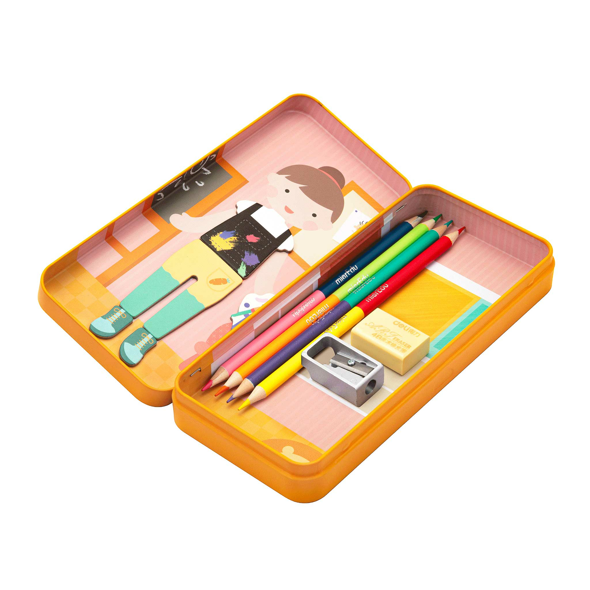 Ein offenes orangefarbenes Federmäppchen mit Buntstiften, Spitzer und Radiergummi auf einer Kinderzeichnung.