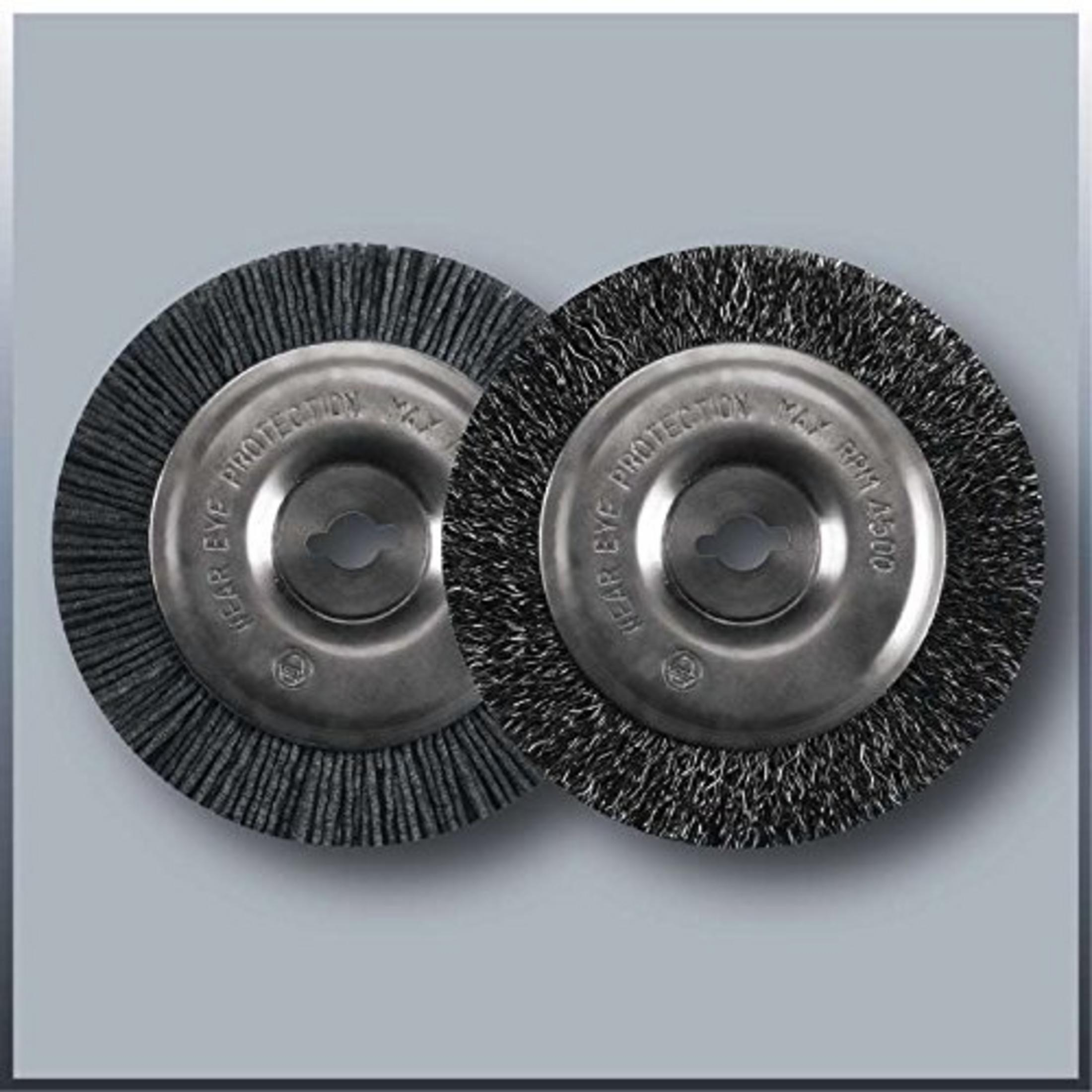 Due spazzole metalliche con mozzo in metallo su sfondo grigio.