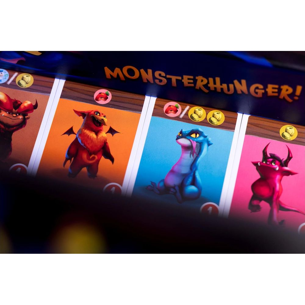 Vier Monsterkarten liegen nebeneinander. Der Titel lautet MONSTERHUNGER!